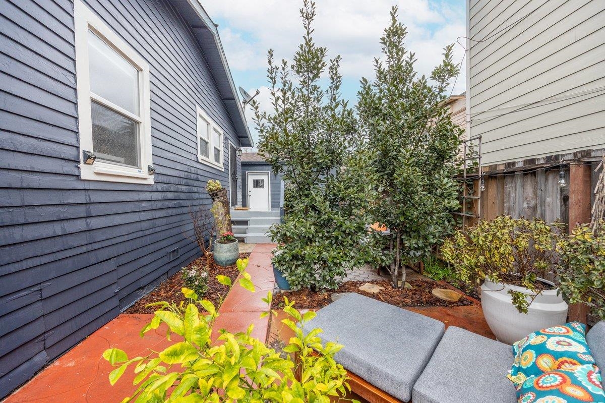 Detail Gallery Image 25 of 43 For 1538 20th Ave, Oakland,  CA 94606 - 2 Beds | 1 Baths