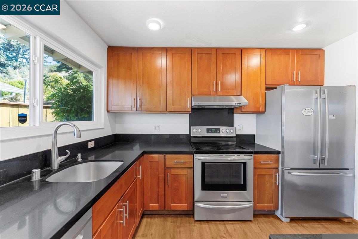 Detail Gallery Image 4 of 47 For 1566 Mann Dr, Pinole,  CA 94564 - 3 Beds | 2 Baths