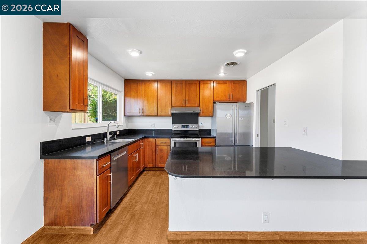 Detail Gallery Image 5 of 47 For 1566 Mann Dr, Pinole,  CA 94564 - 3 Beds | 2 Baths