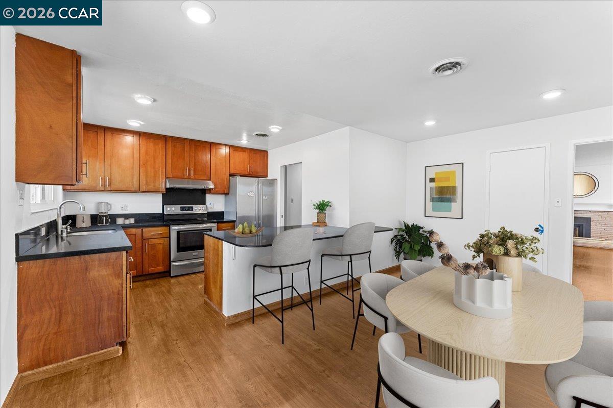 Detail Gallery Image 6 of 47 For 1566 Mann Dr, Pinole,  CA 94564 - 3 Beds | 2 Baths