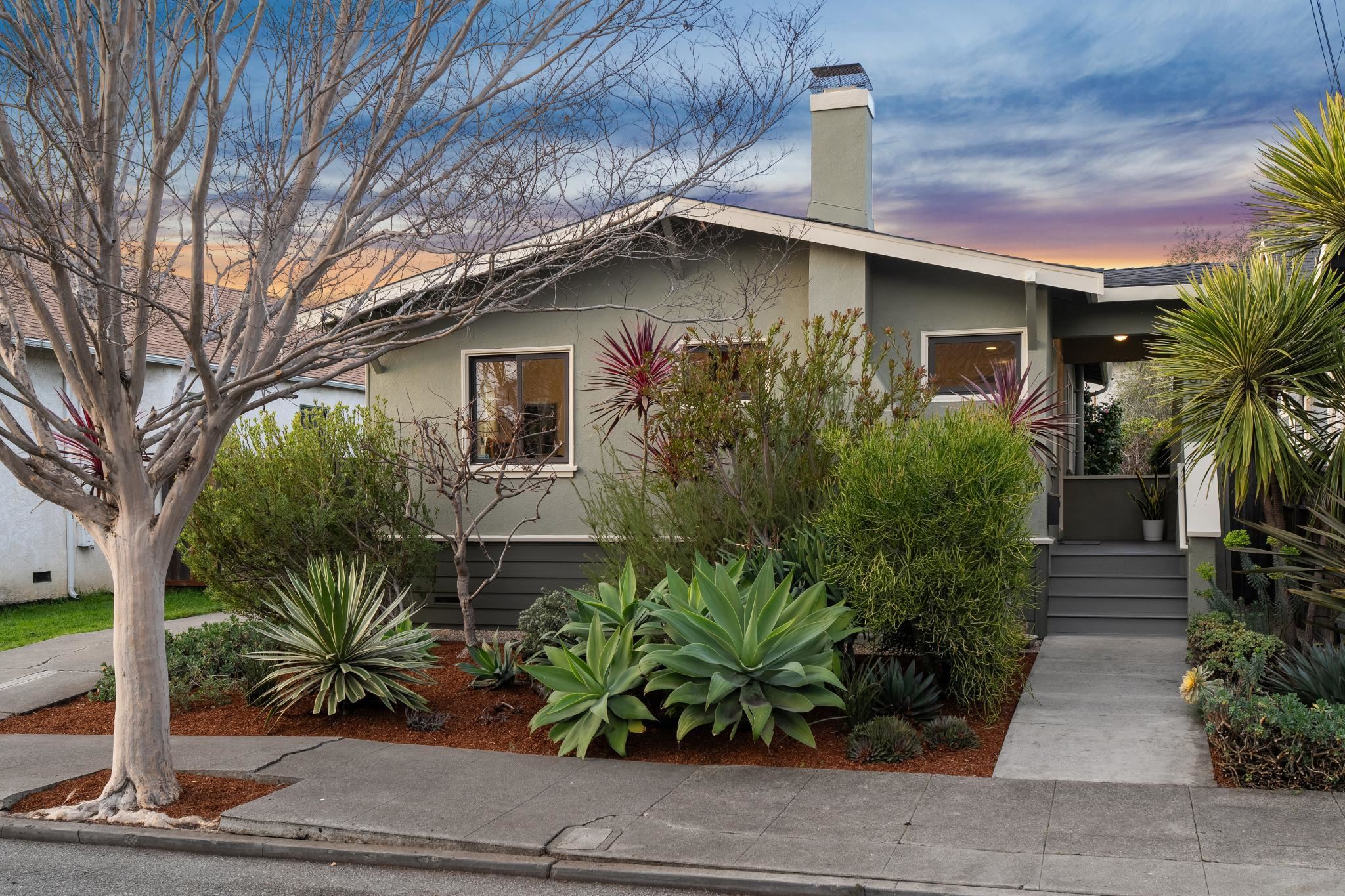 Detail Gallery Image 2 of 41 For 878 57th Street, Oakland,  CA 94608 - 2 Beds | 1 Baths