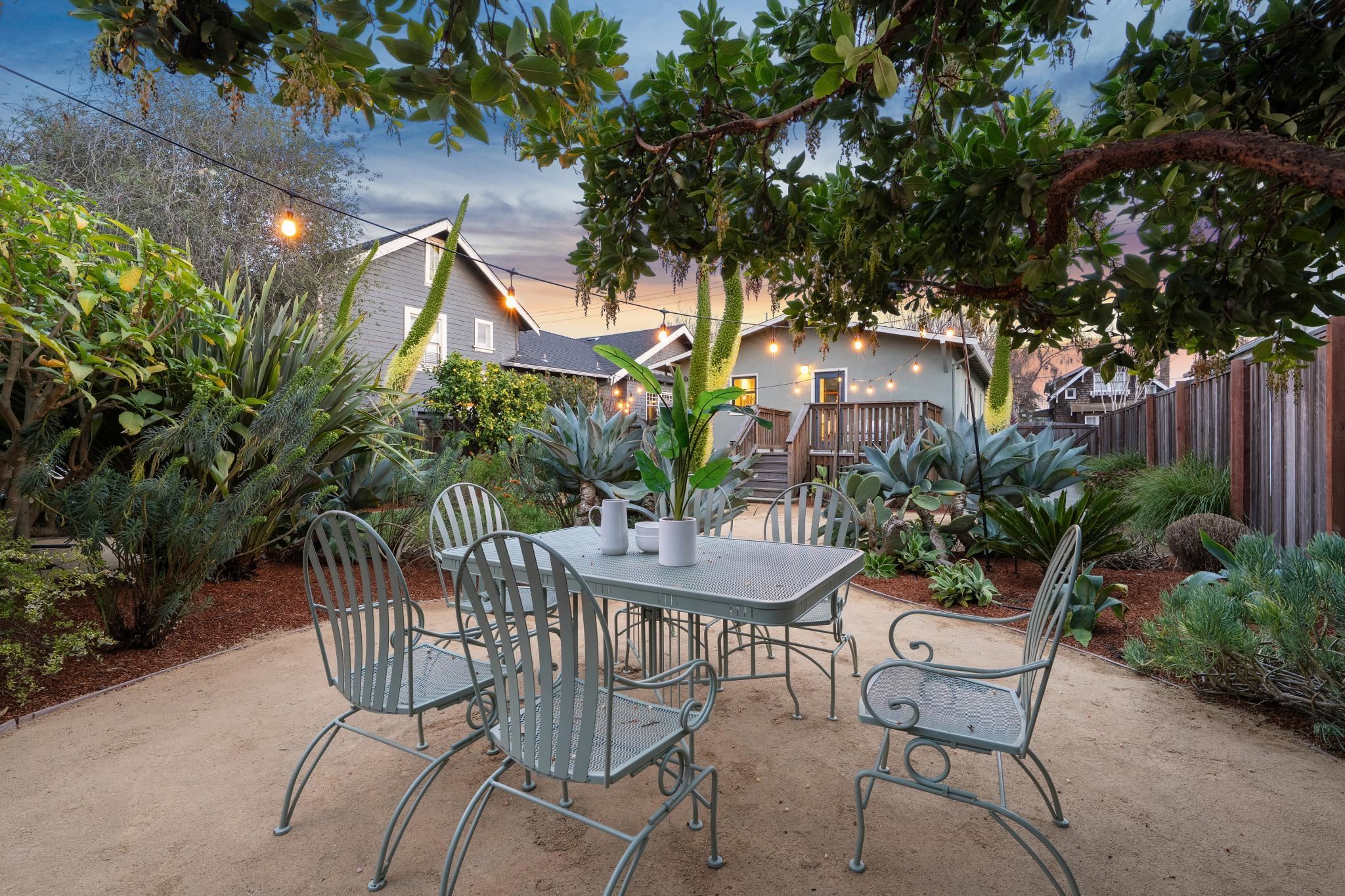 Detail Gallery Image 3 of 41 For 878 57th Street, Oakland,  CA 94608 - 2 Beds | 1 Baths