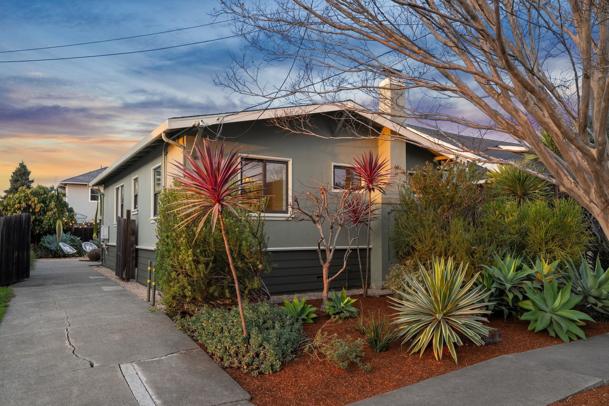 Detail Gallery Image 4 of 41 For 878 57th Street, Oakland,  CA 94608 - 2 Beds | 1 Baths