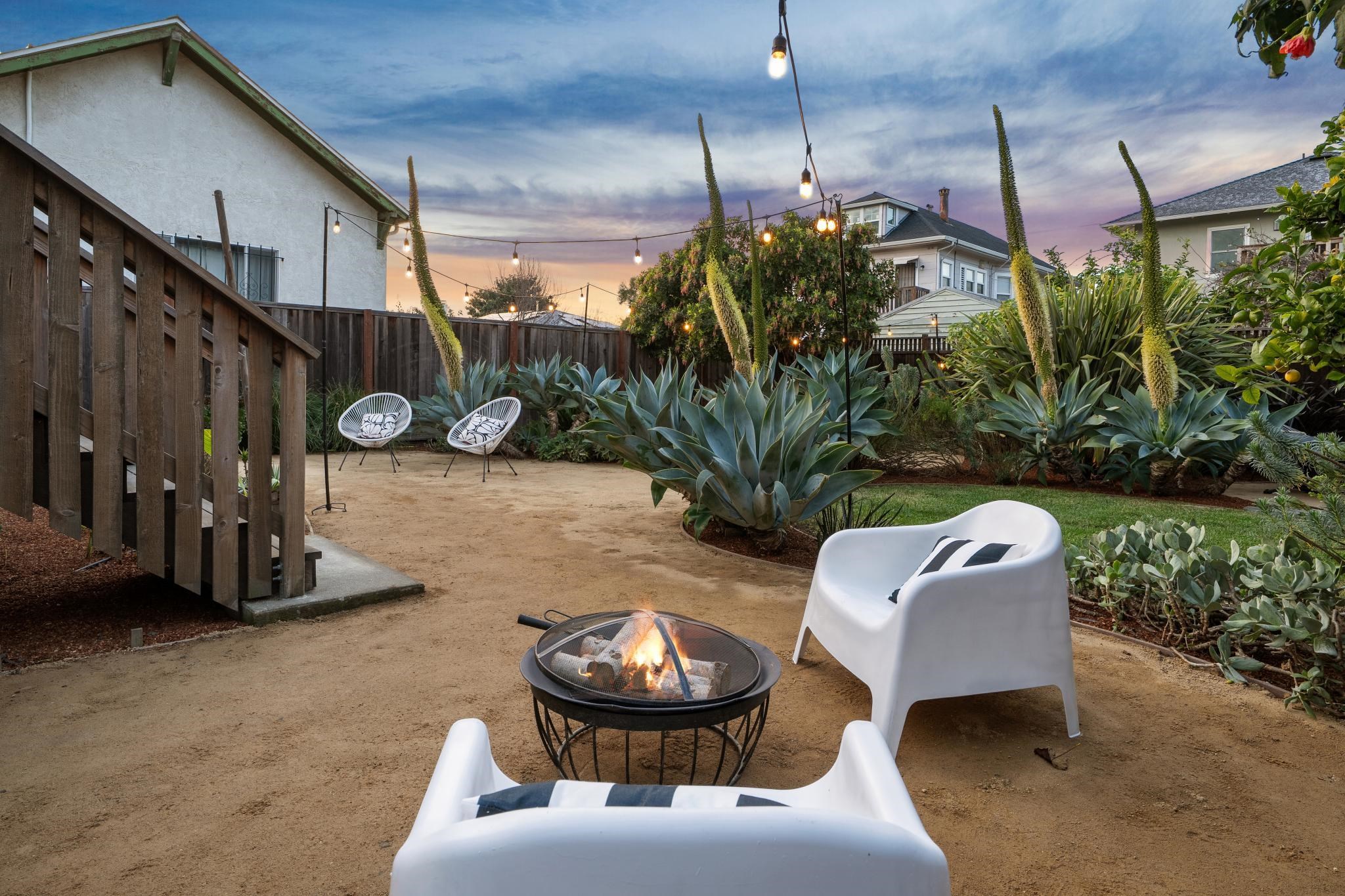 Detail Gallery Image 5 of 41 For 878 57th Street, Oakland,  CA 94608 - 2 Beds | 1 Baths