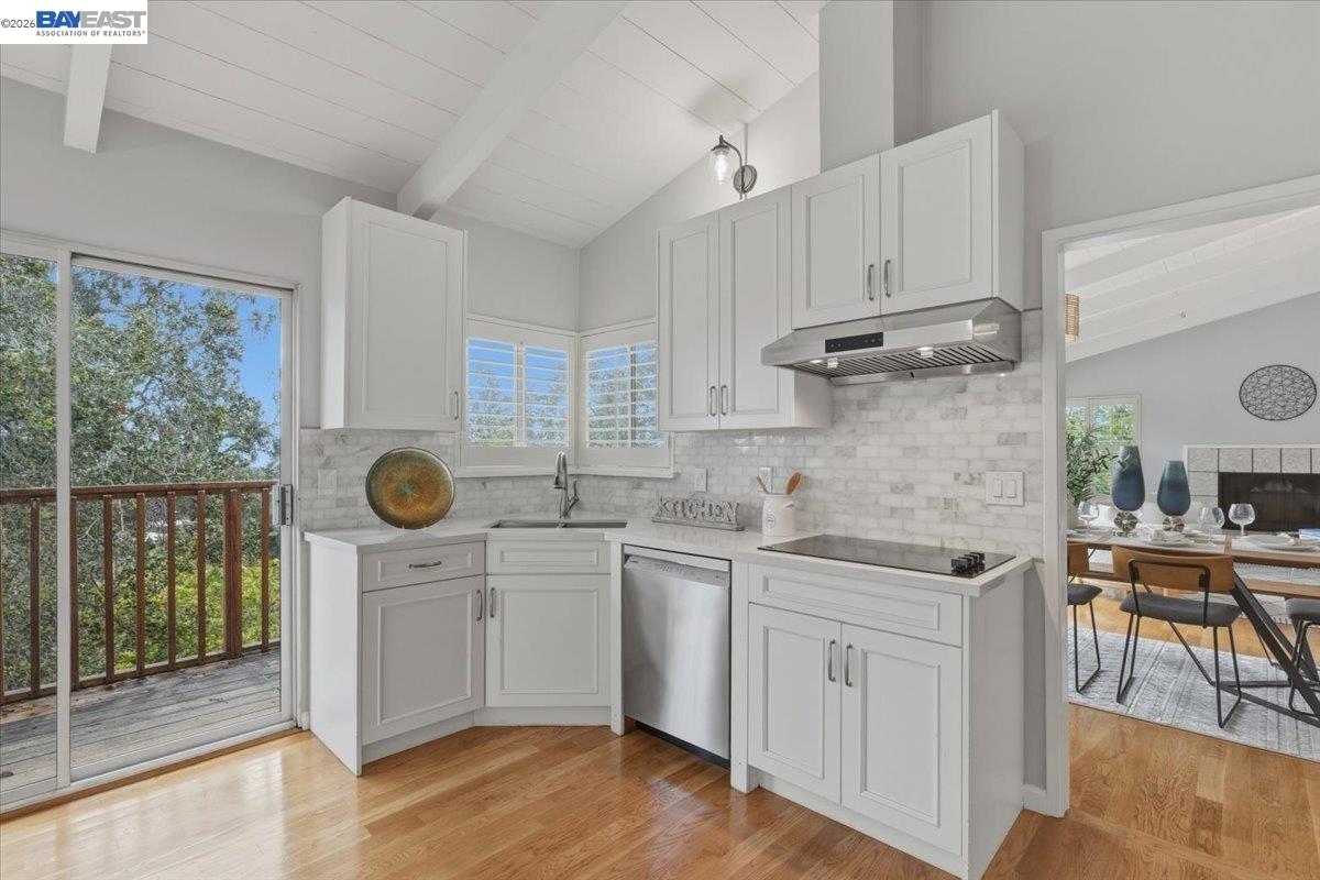 Detail Gallery Image 17 of 44 For 6130 Harbord Dr, Oakland,  CA 94611 - 3 Beds | 3 Baths