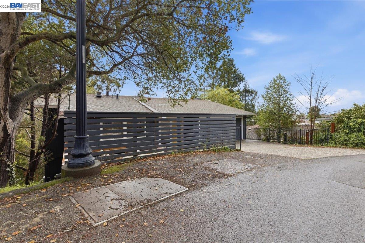 Detail Gallery Image 3 of 44 For 6130 Harbord Dr, Oakland,  CA 94611 - 3 Beds | 3 Baths