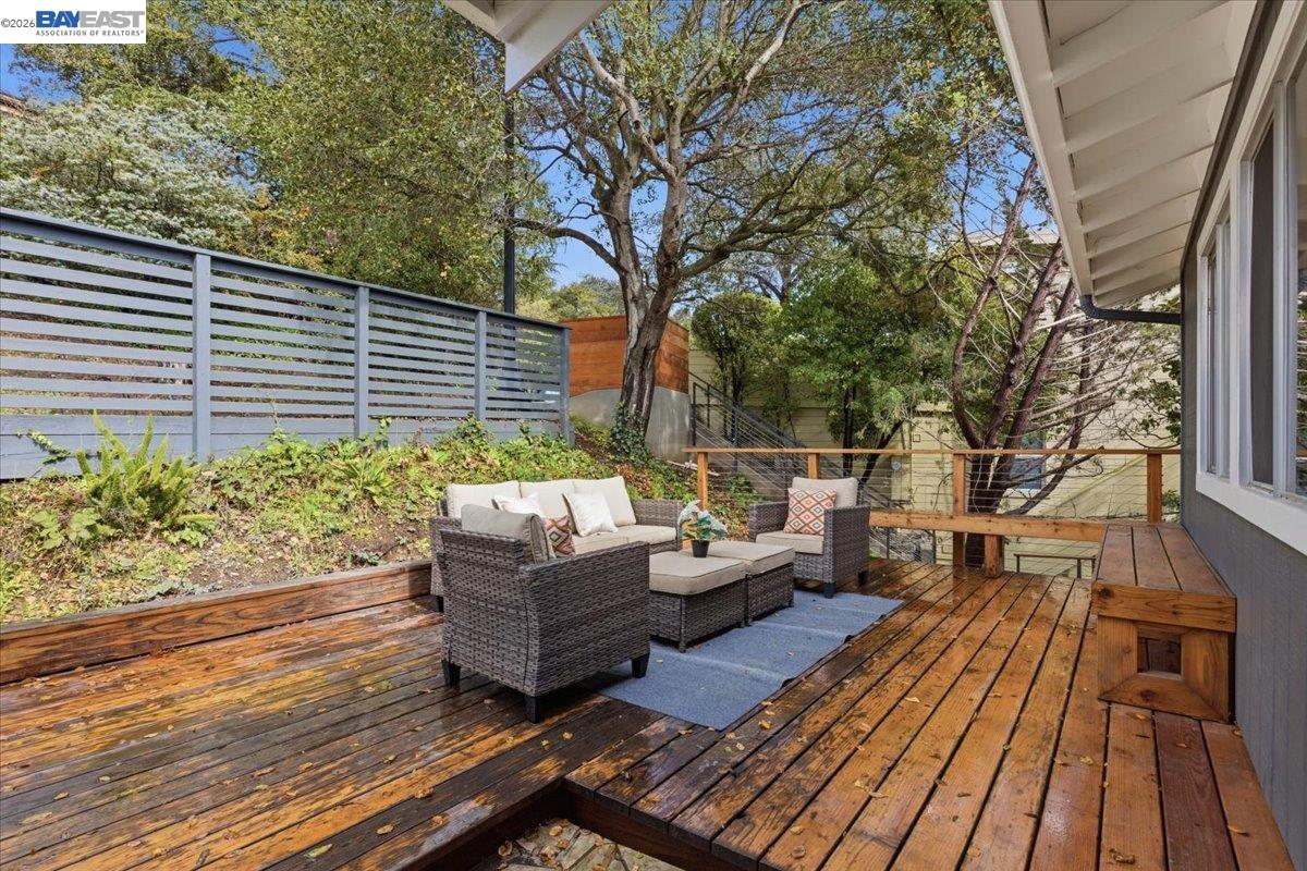 Detail Gallery Image 4 of 44 For 6130 Harbord Dr, Oakland,  CA 94611 - 3 Beds | 3 Baths