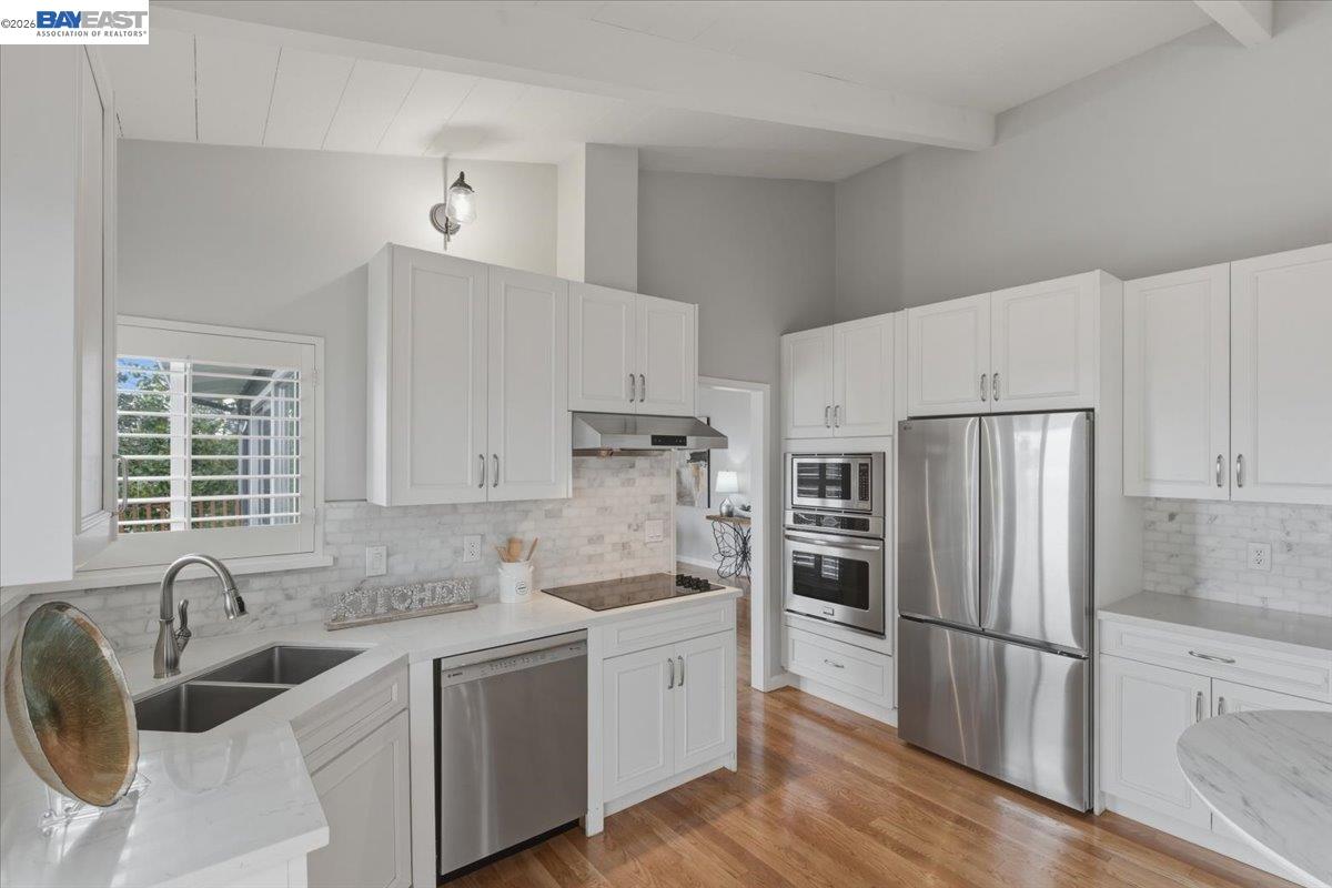 Detail Gallery Image 8 of 43 For 6130 Harbord Dr, Oakland,  CA 94611 - 3 Beds | 3 Baths