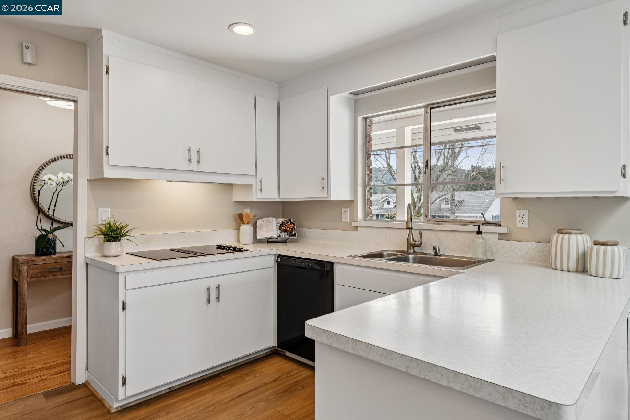 Detail Gallery Image 11 of 46 For 1103 Larch Avenue, Moraga,  CA 94556 - 3 Beds | 2 Baths