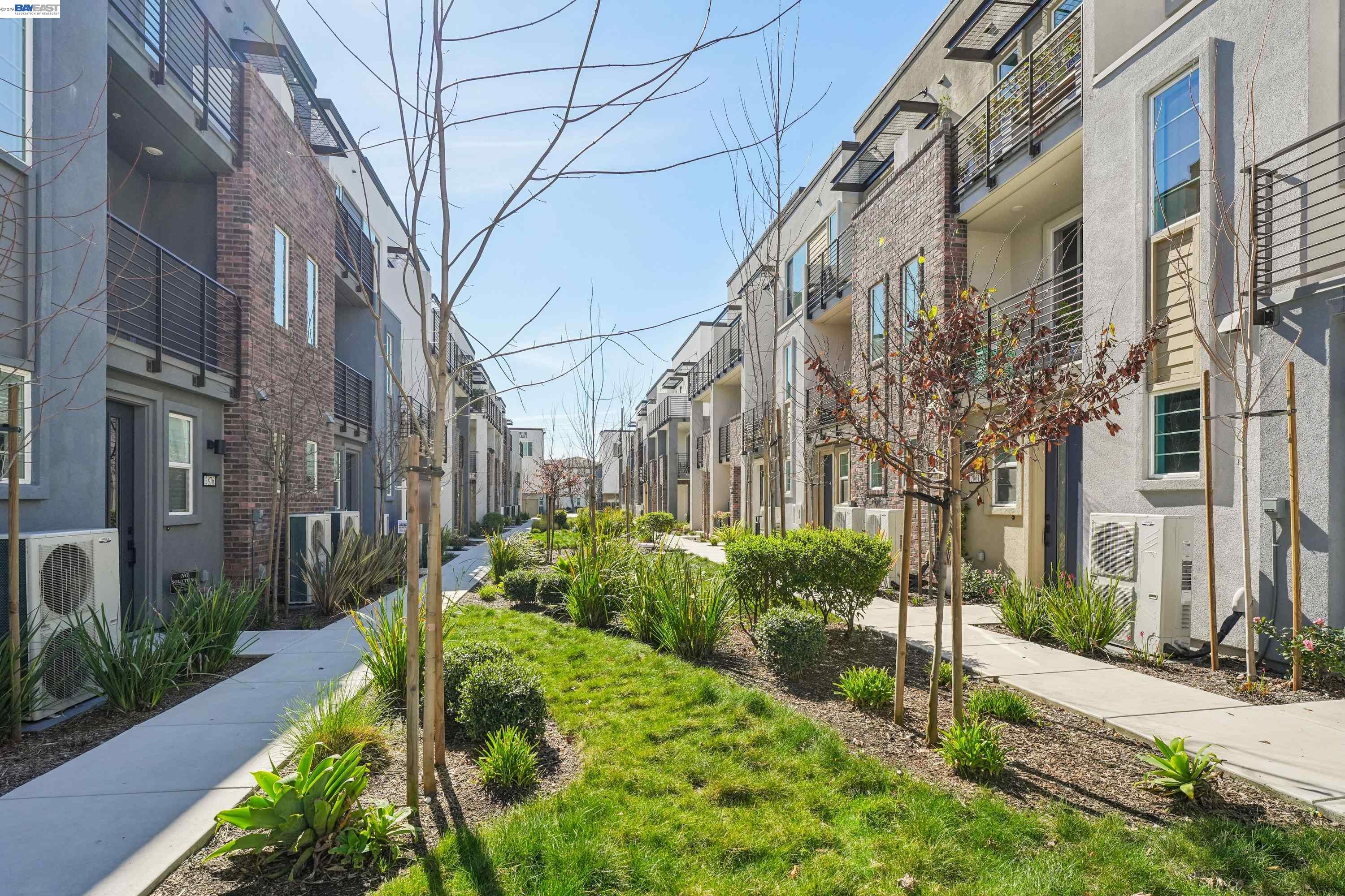 Detail Gallery Image 2 of 26 For 2870 Derbyline Ln, Alameda,  CA 94501 - 2 Beds | 1/1 Baths