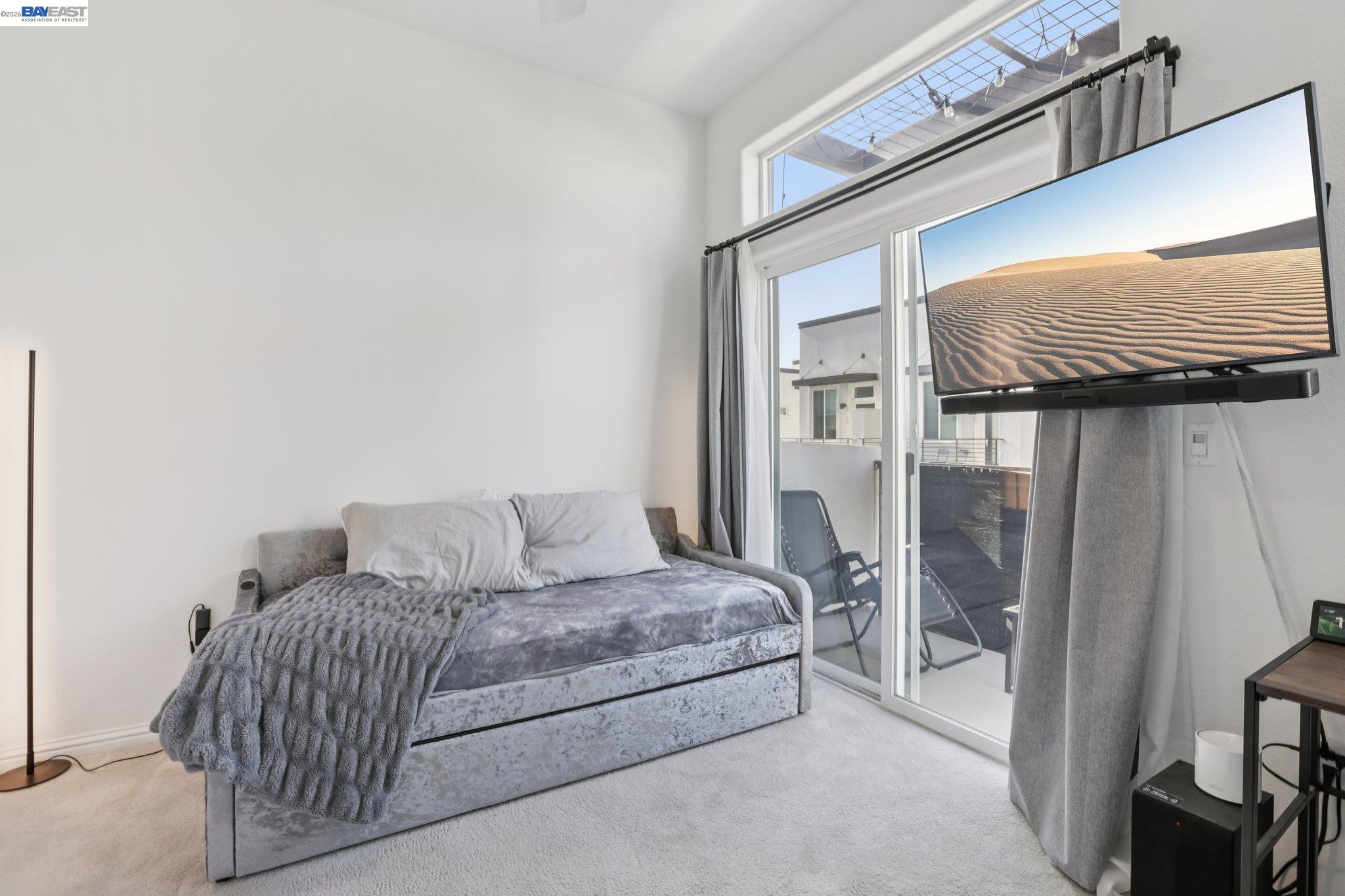 Detail Gallery Image 12 of 26 For 2870 Derbyline Ln, Alameda,  CA 94501 - 2 Beds | 1/1 Baths