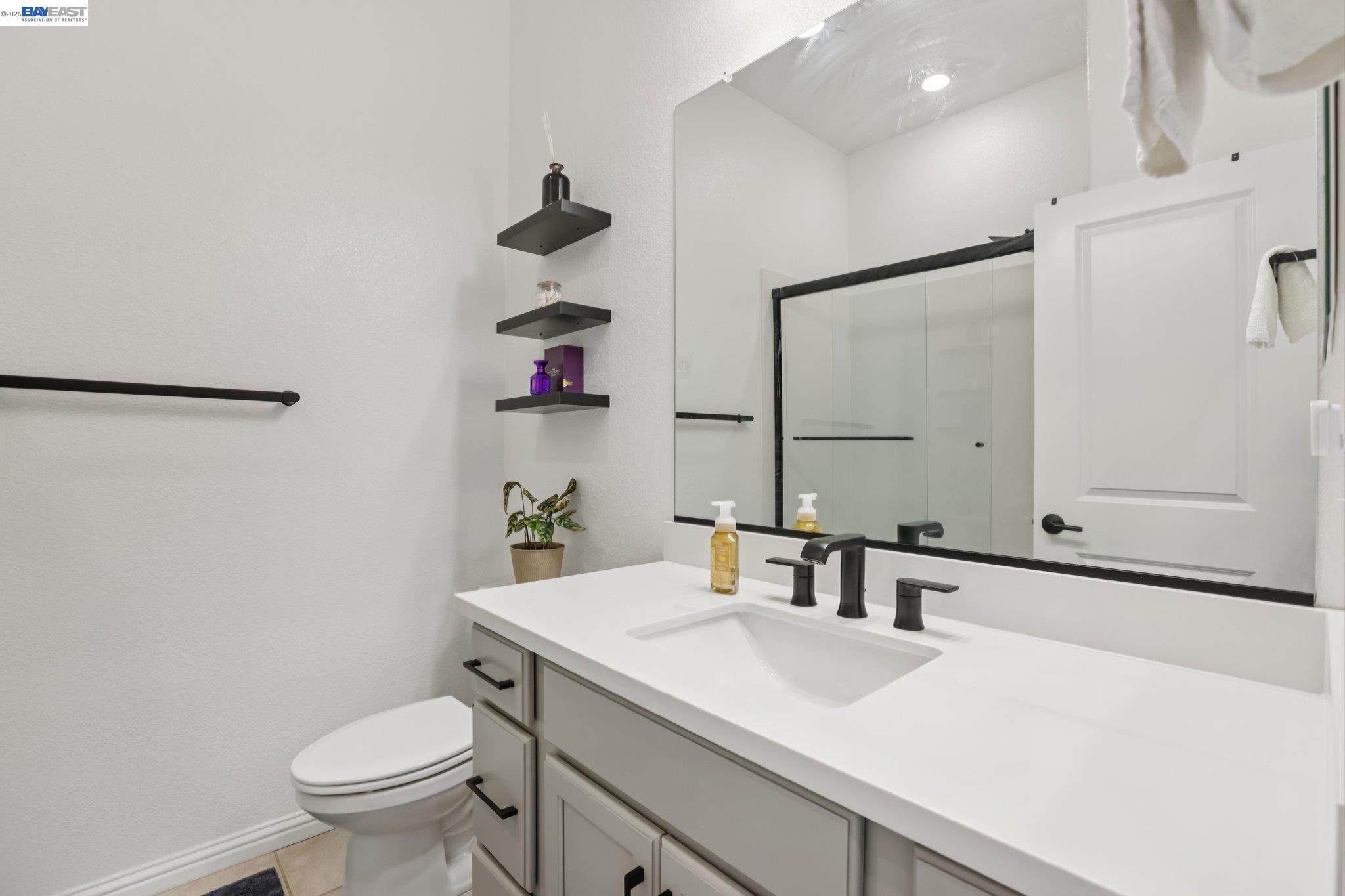 Detail Gallery Image 14 of 26 For 2870 Derbyline Ln, Alameda,  CA 94501 - 2 Beds | 1/1 Baths