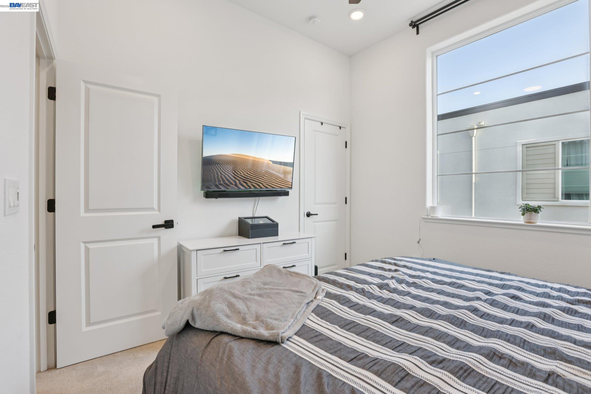 Detail Gallery Image 17 of 26 For 2870 Derbyline Ln, Alameda,  CA 94501 - 2 Beds | 1/1 Baths