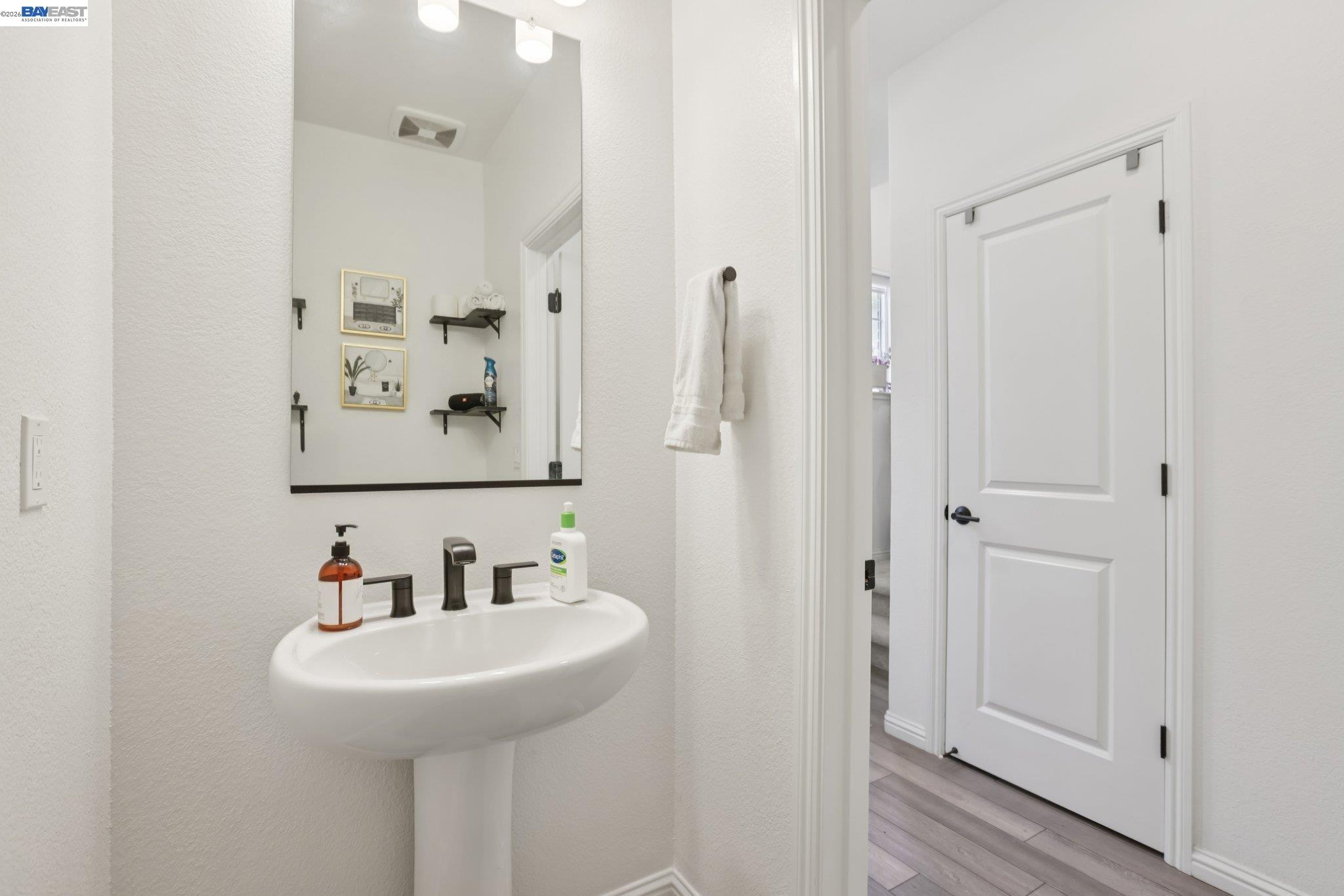 Detail Gallery Image 19 of 26 For 2870 Derbyline Ln, Alameda,  CA 94501 - 2 Beds | 1/1 Baths
