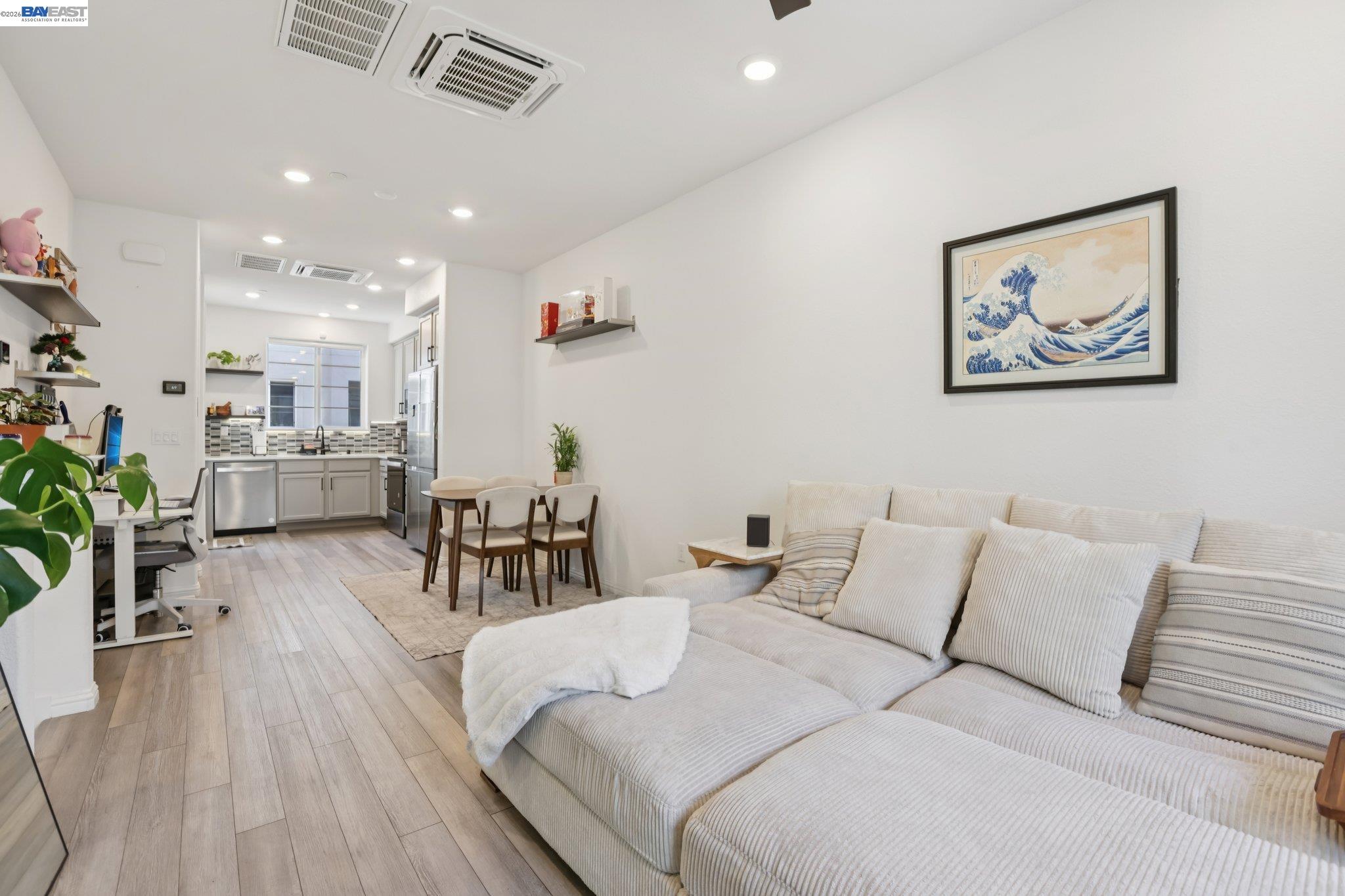 Detail Gallery Image 4 of 26 For 2870 Derbyline Ln, Alameda,  CA 94501 - 2 Beds | 1/1 Baths