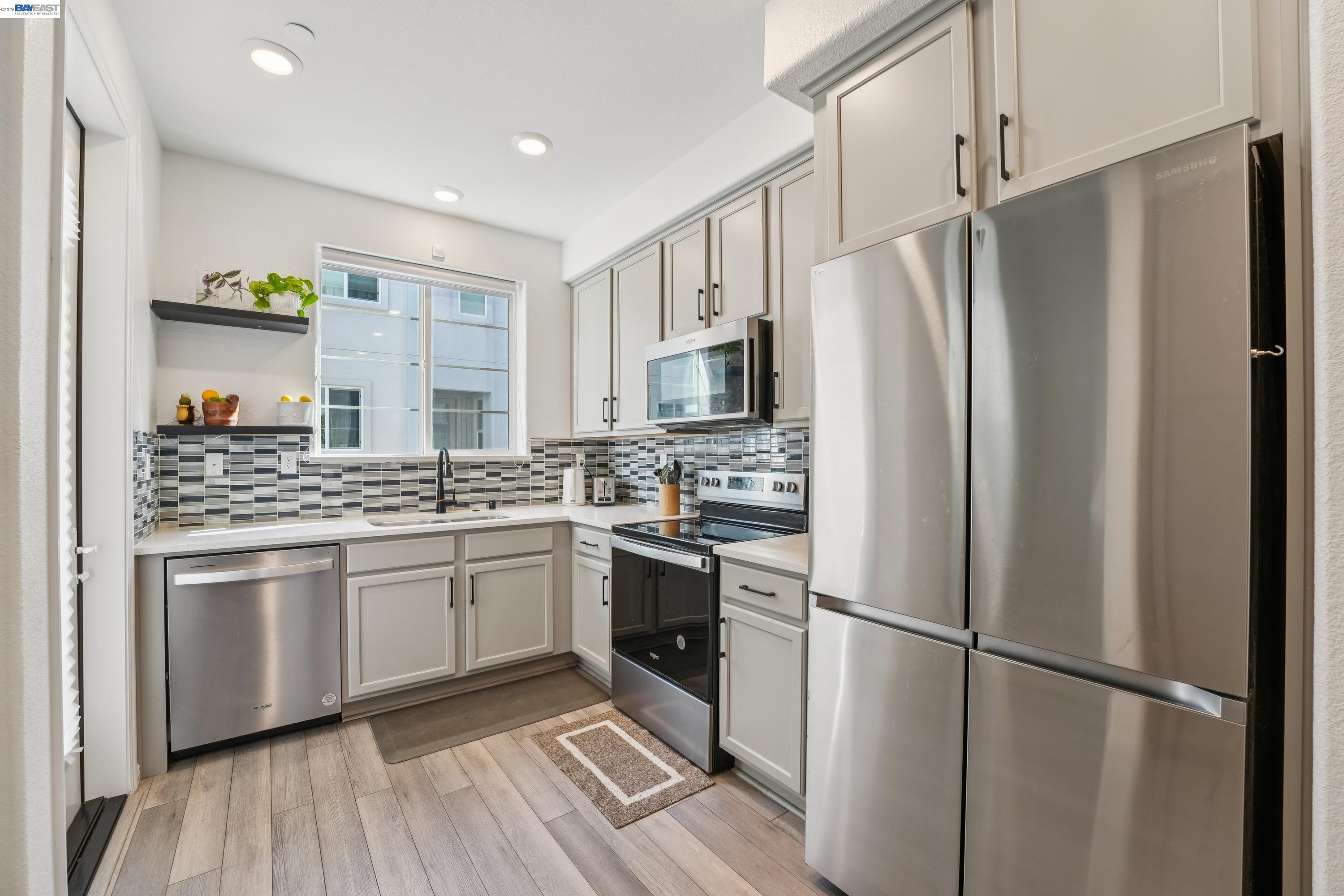 Detail Gallery Image 6 of 26 For 2870 Derbyline Ln, Alameda,  CA 94501 - 2 Beds | 1/1 Baths