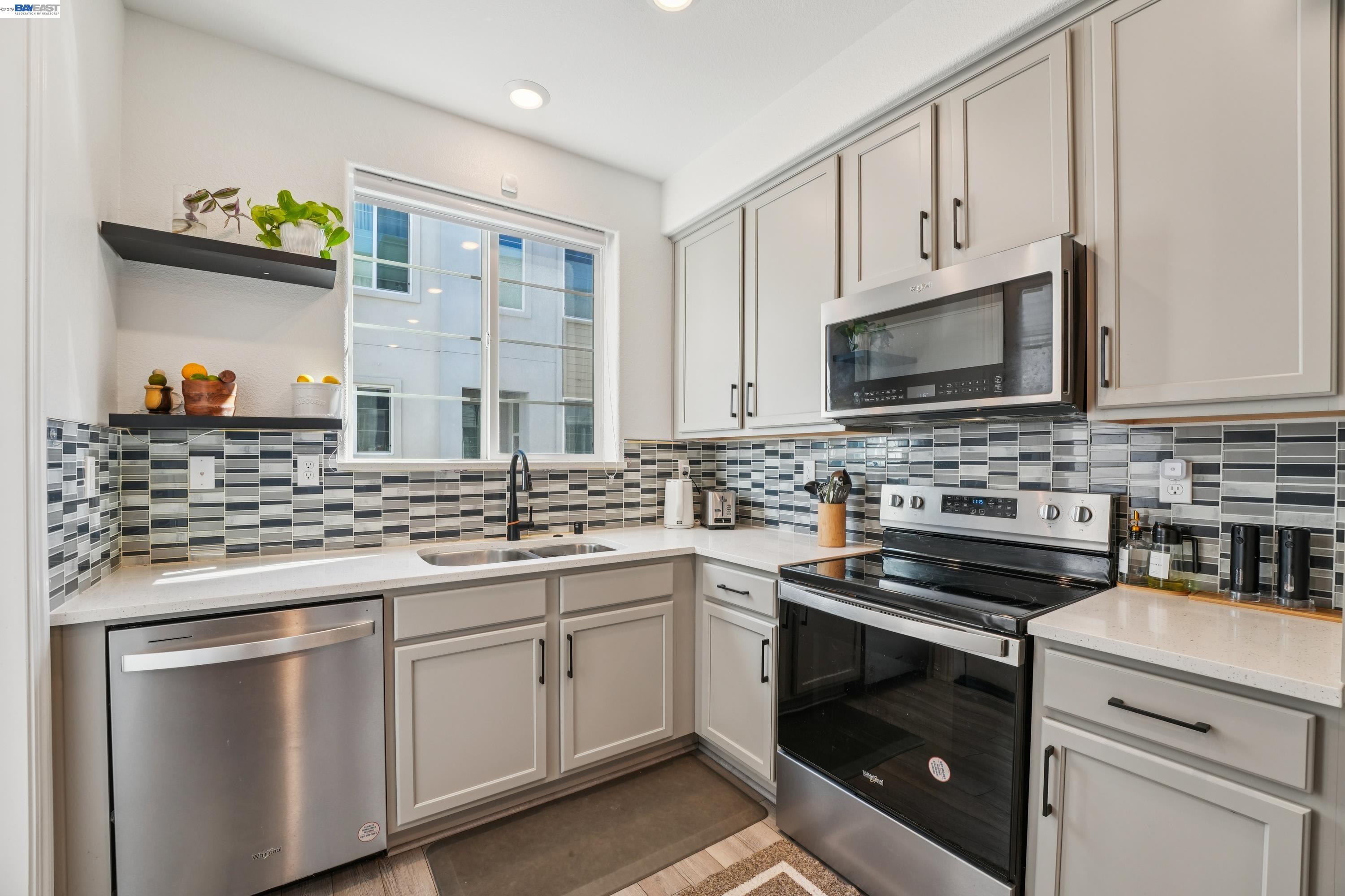 Detail Gallery Image 7 of 26 For 2870 Derbyline Ln, Alameda,  CA 94501 - 2 Beds | 1/1 Baths