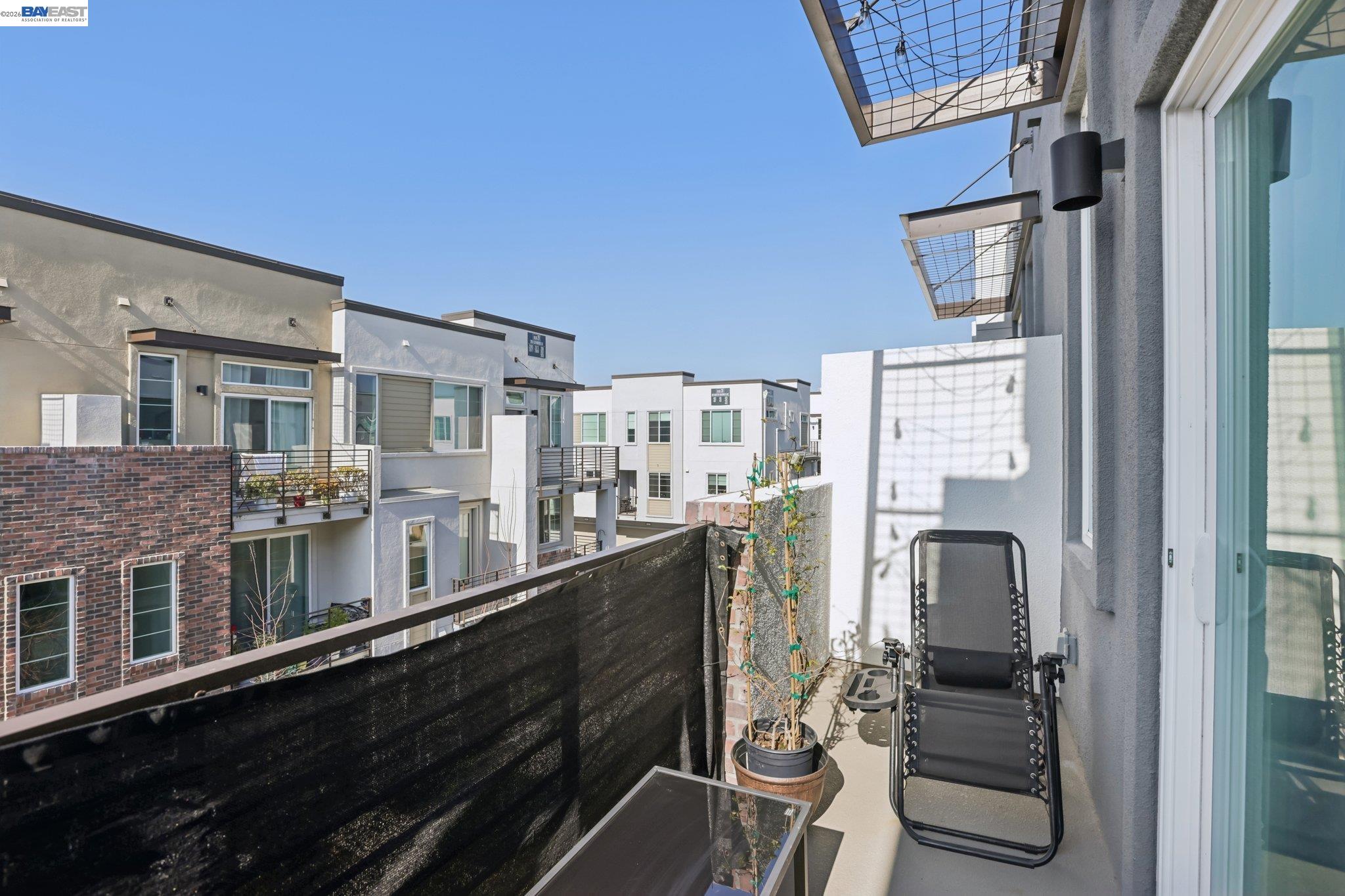 Detail Gallery Image 10 of 26 For 2870 Derbyline Ln, Alameda,  CA 94501 - 2 Beds | 1/1 Baths