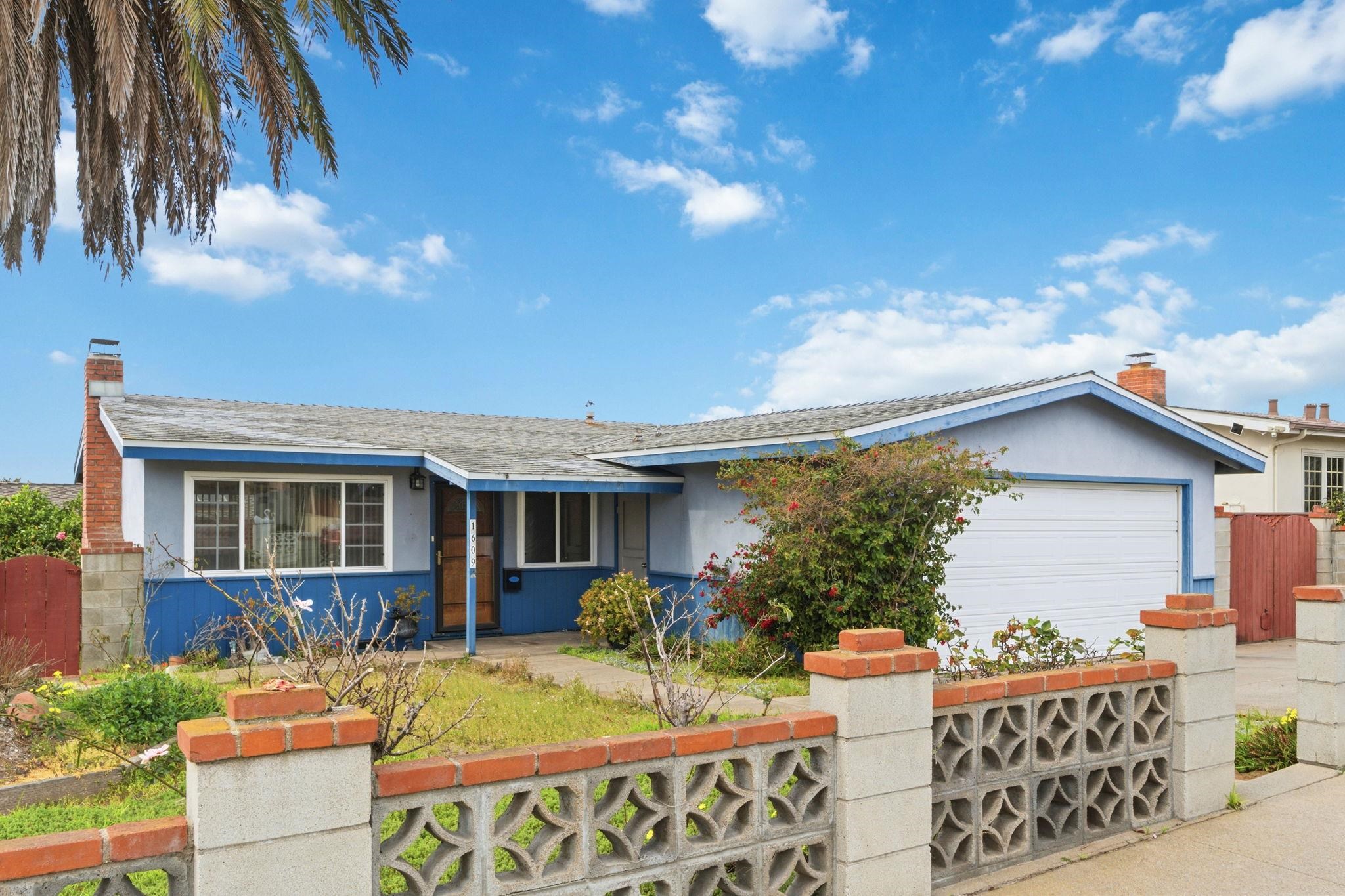 Detail Gallery Image 2 of 26 For 1609 Darwin St, Seaside,  CA 93955-4507 - 3 Beds | 1/1 Baths