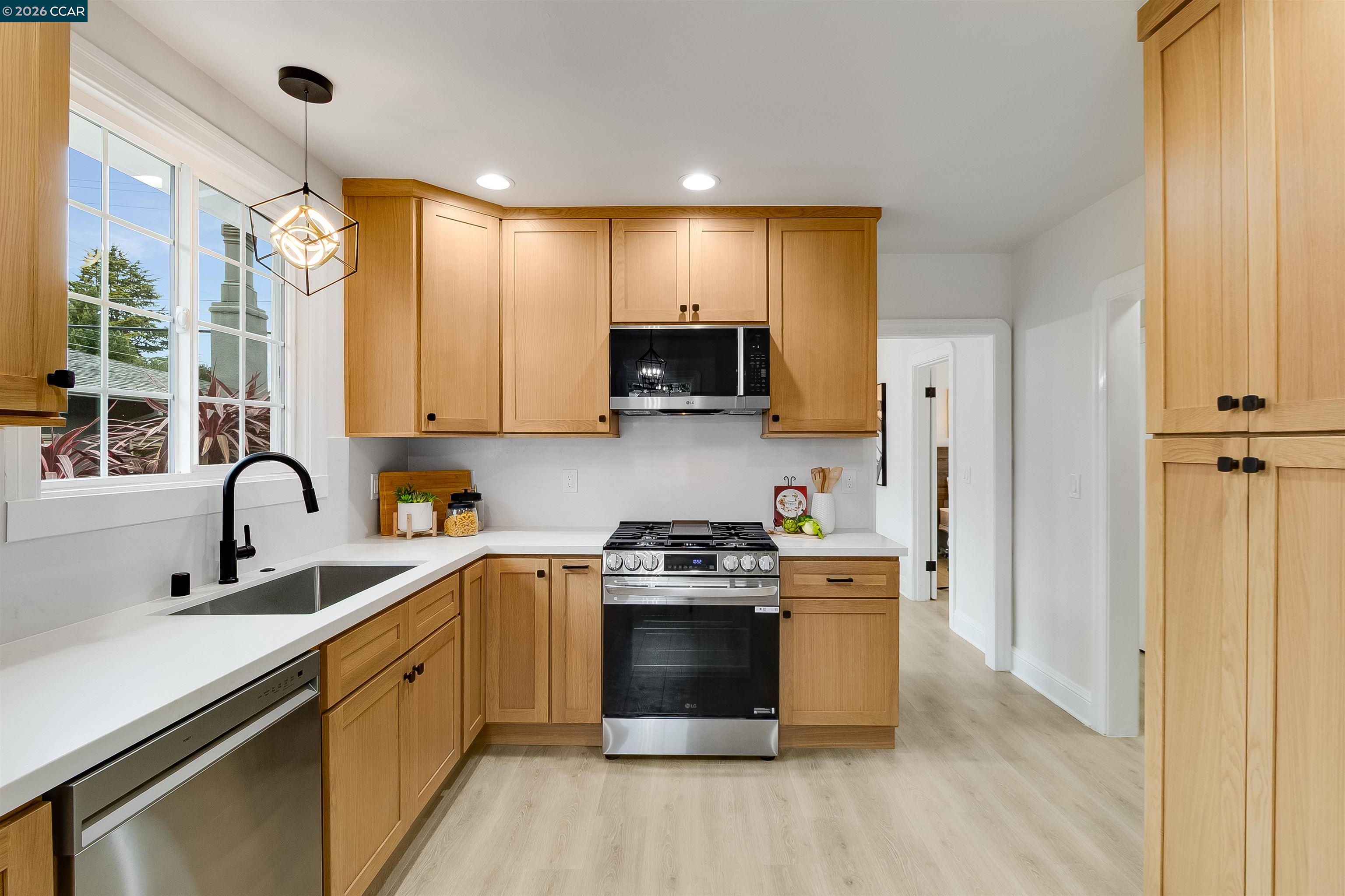 Detail Gallery Image 14 of 43 For 1604 Dwight Way, Berkeley,  CA 94703 - 2 Beds | 1 Baths