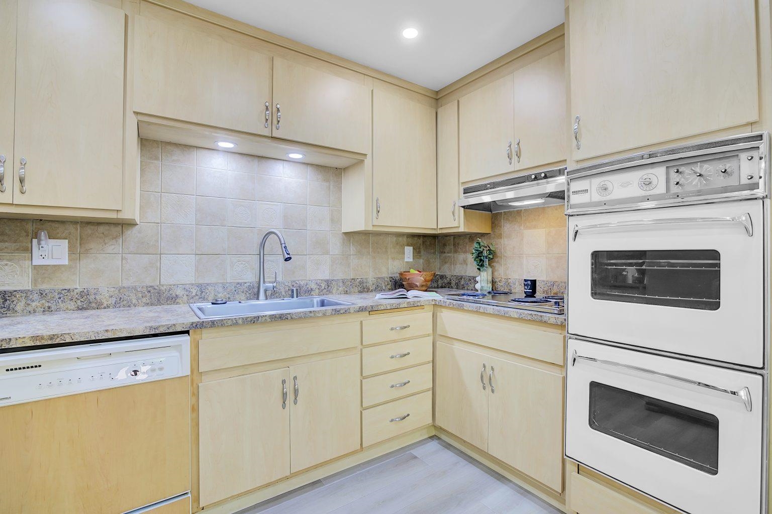 Detail Gallery Image 9 of 38 For 6635 Banning Dr, Oakland,  CA 94611 - 2 Beds | 1/1 Baths