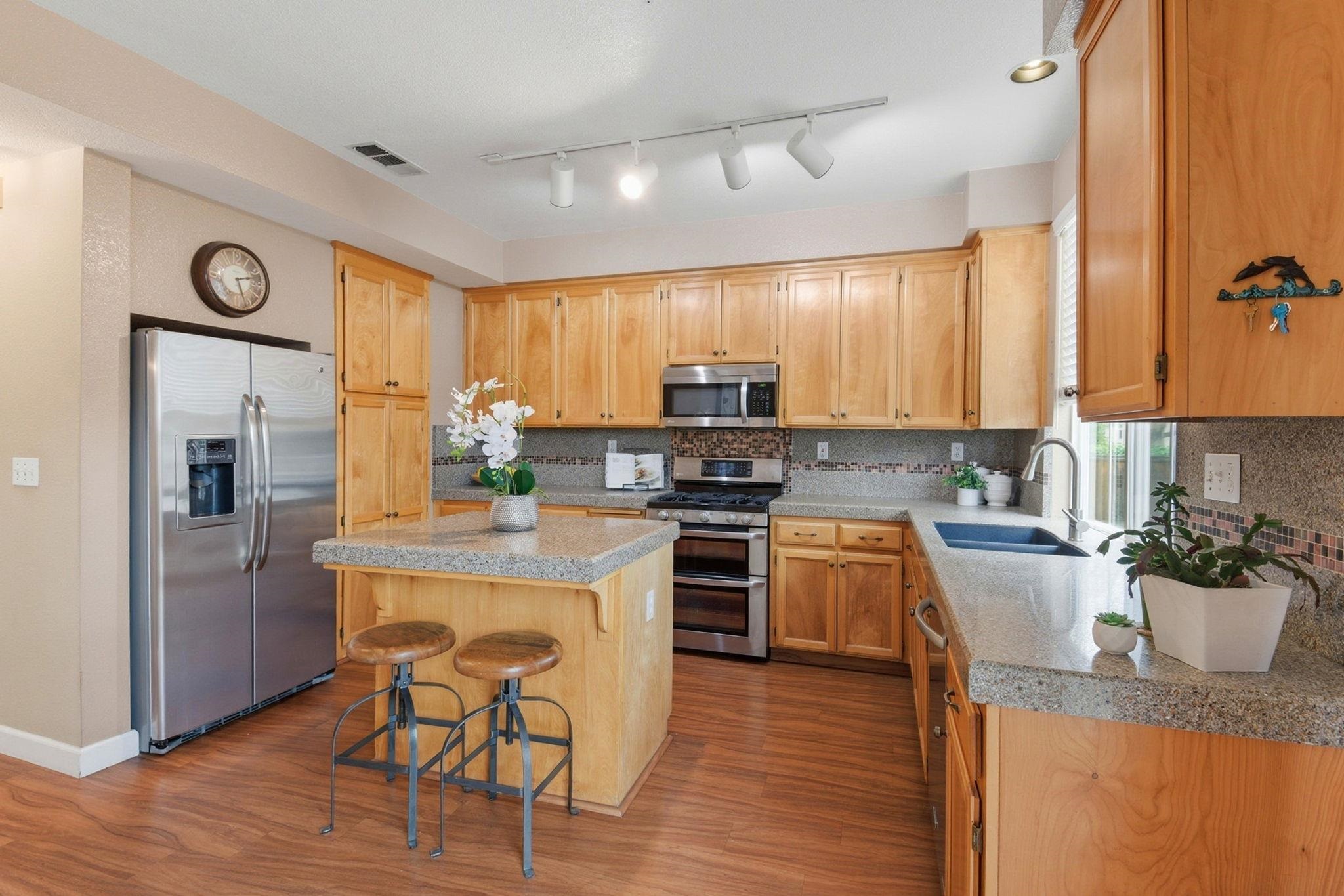 Detail Gallery Image 9 of 46 For 6189 Fieldstone Dr, Livermore,  CA 94551 - 4 Beds | 2/1 Baths