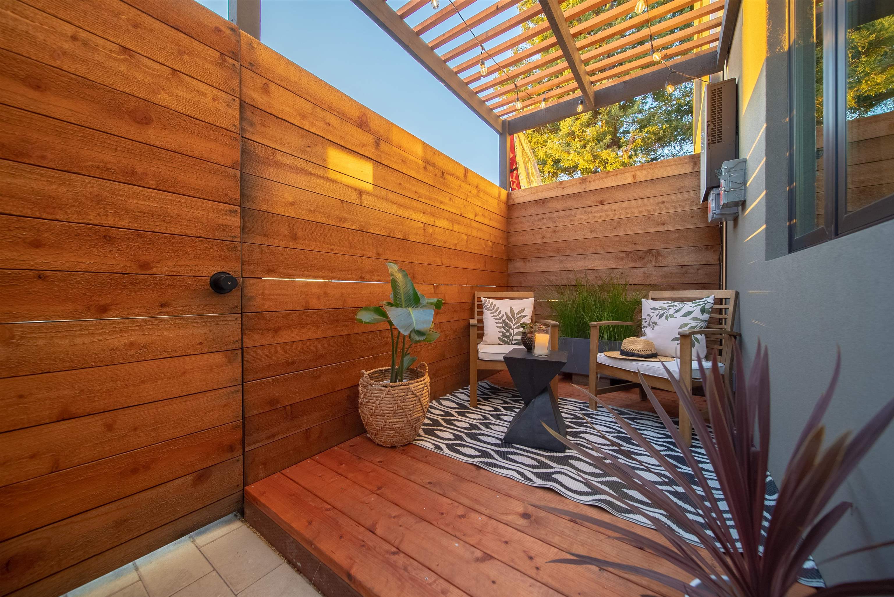 Detail Gallery Image 4 of 34 For 1233 Hampel St., Oakland,  CA 94602 - 3 Beds | 2 Baths