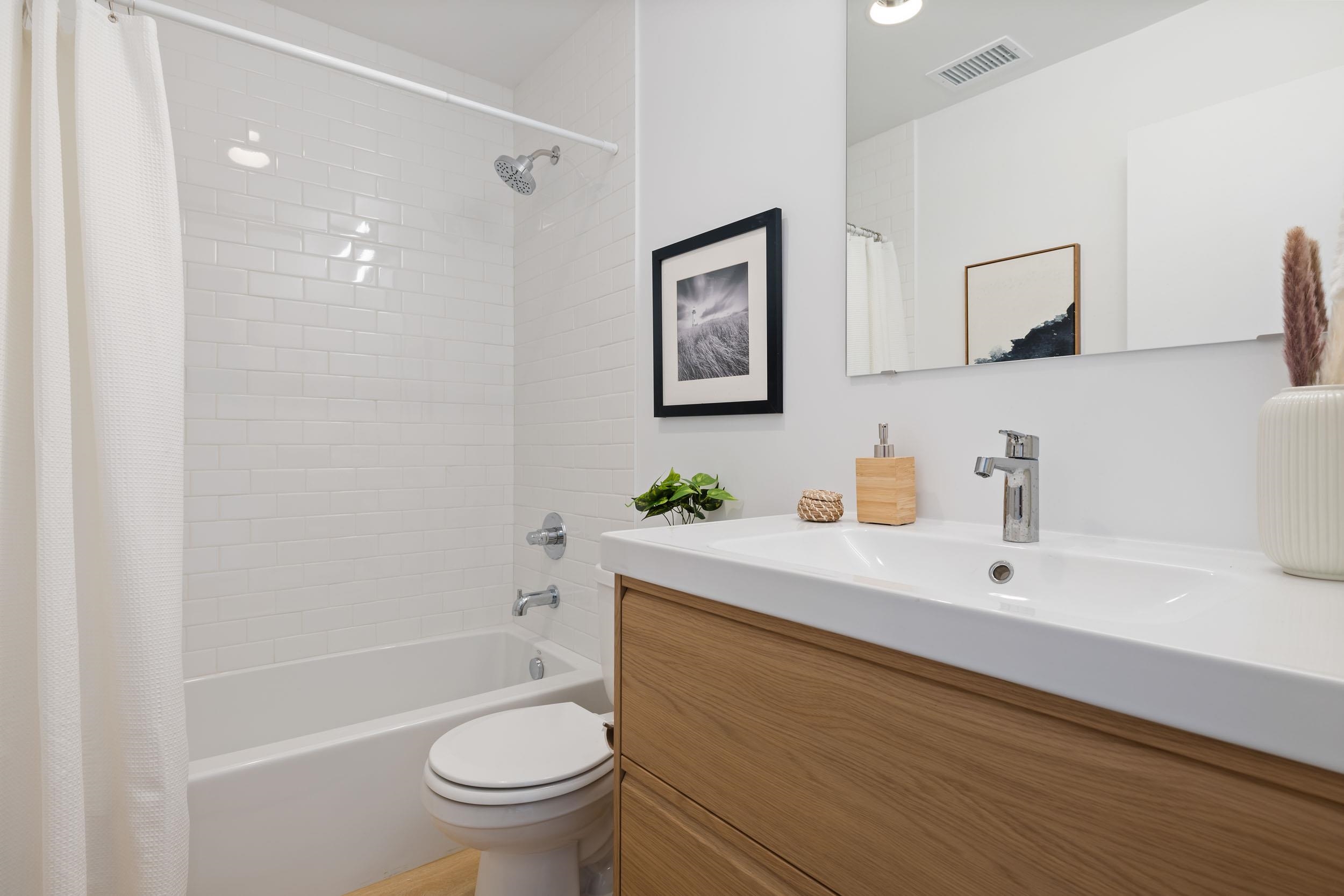 Detail Gallery Image 6 of 34 For 1233 Hampel St., Oakland,  CA 94602 - 3 Beds | 2 Baths