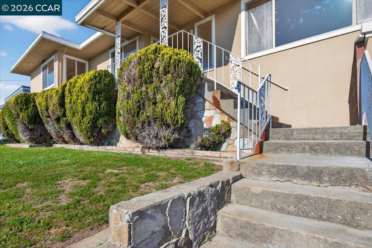 Detail Gallery Image 2 of 35 For 1374 Santa Clara Street, Richmond,  CA 94804 - 4 Beds | 2 Baths