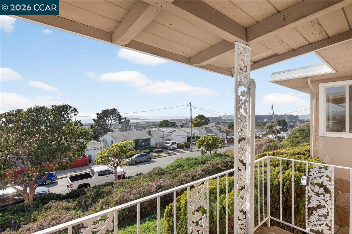 Detail Gallery Image 3 of 35 For 1374 Santa Clara Street, Richmond,  CA 94804 - 4 Beds | 2 Baths