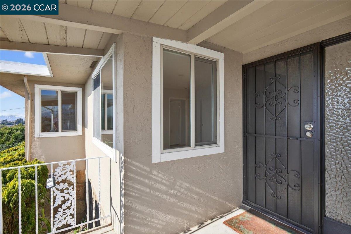 Detail Gallery Image 4 of 35 For 1374 Santa Clara Street, Richmond,  CA 94804 - 4 Beds | 2 Baths