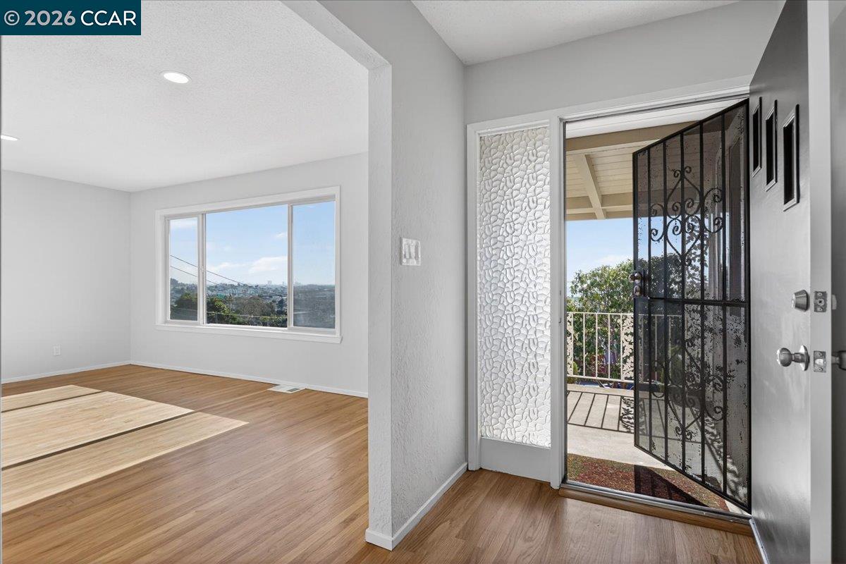 Detail Gallery Image 5 of 35 For 1374 Santa Clara Street, Richmond,  CA 94804 - 4 Beds | 2 Baths