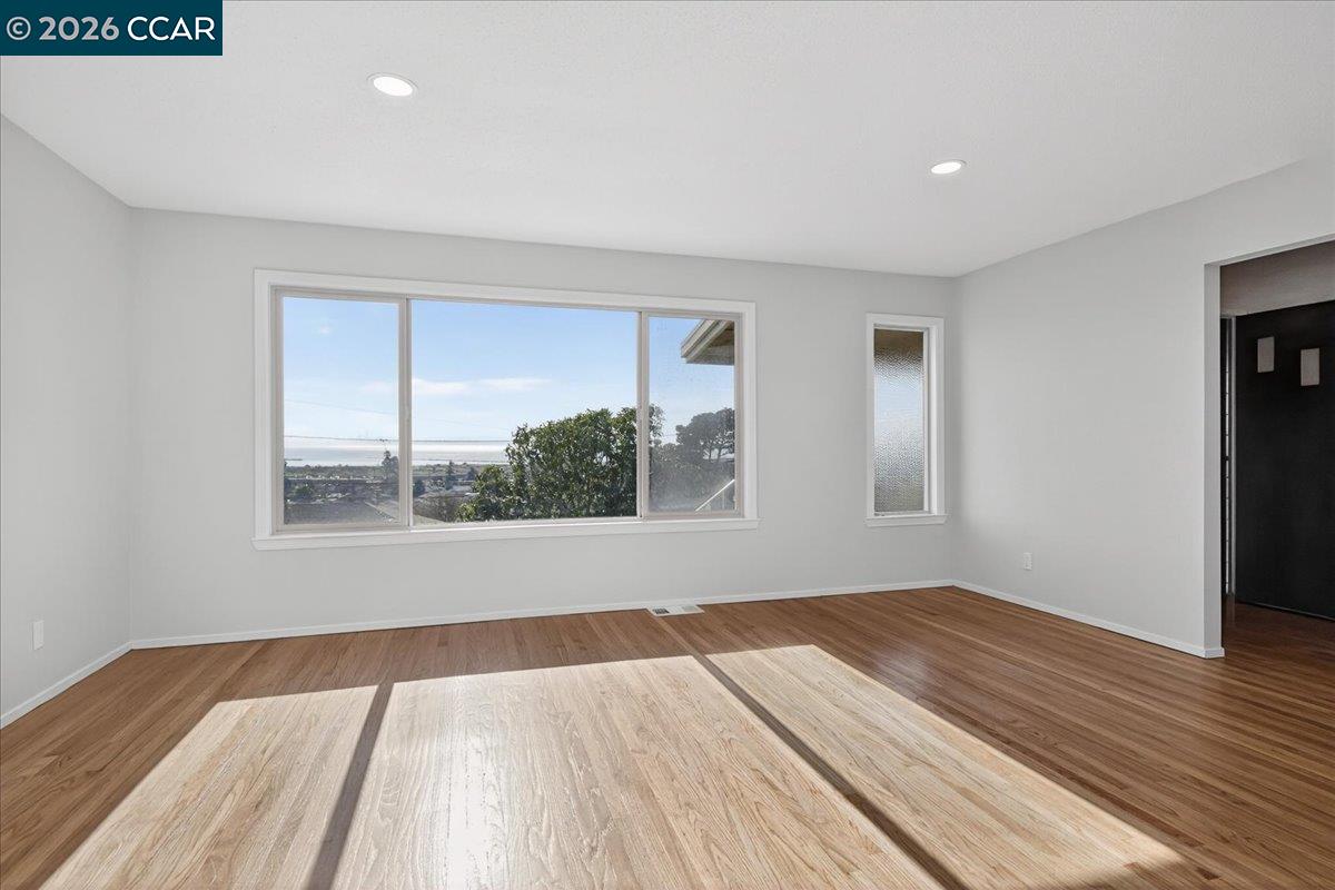 Detail Gallery Image 6 of 35 For 1374 Santa Clara Street, Richmond,  CA 94804 - 4 Beds | 2 Baths