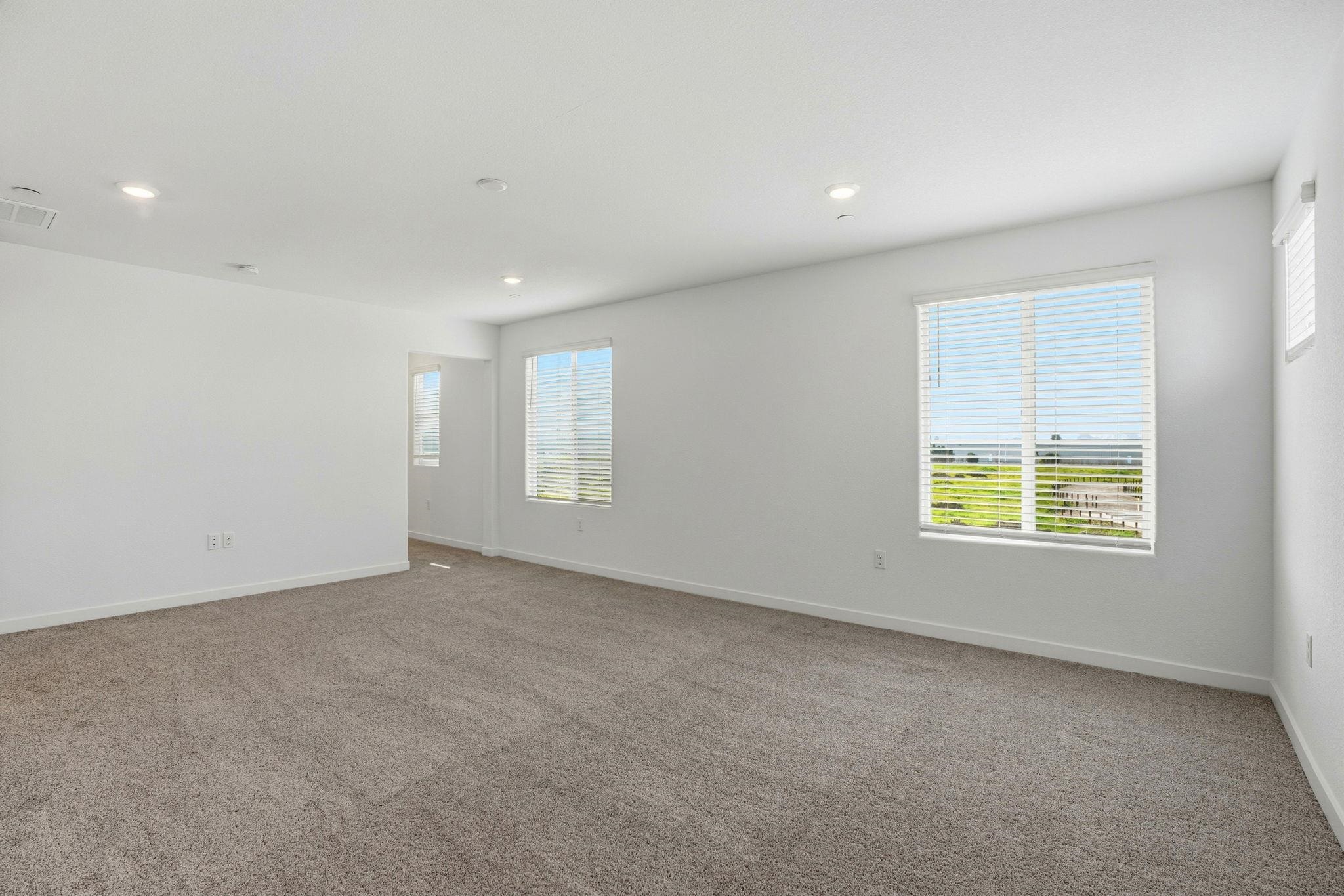 Detail Gallery Image 5 of 12 For 1004 Bluebell Circle, Discovery Bay,  CA 94505 - 5 Beds | 3/1 Baths