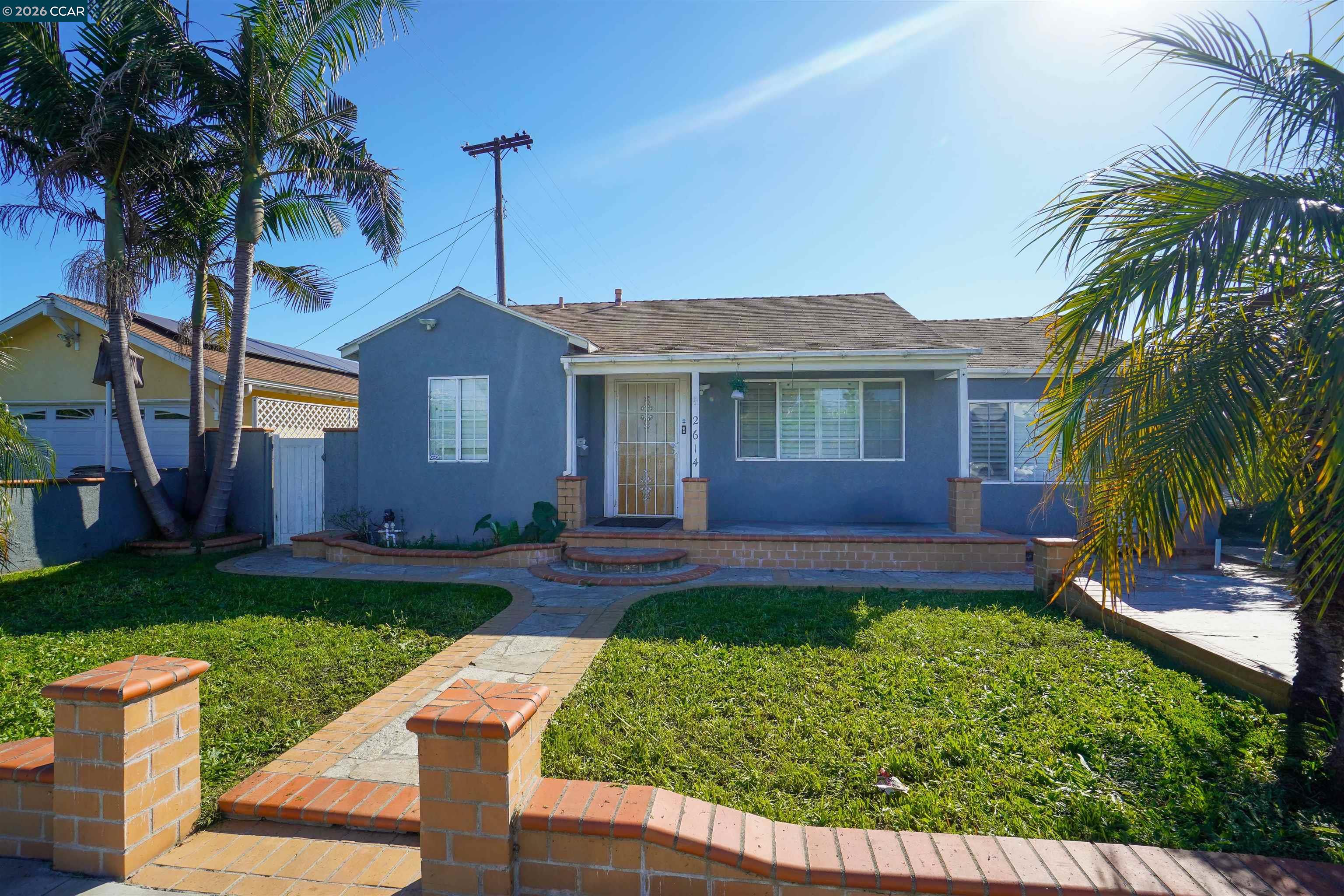 Detail Gallery Image 2 of 31 For 2614 Manhattan Beach Blvd, Redondo Beach,  CA 90278 - 4 Beds | 3 Baths