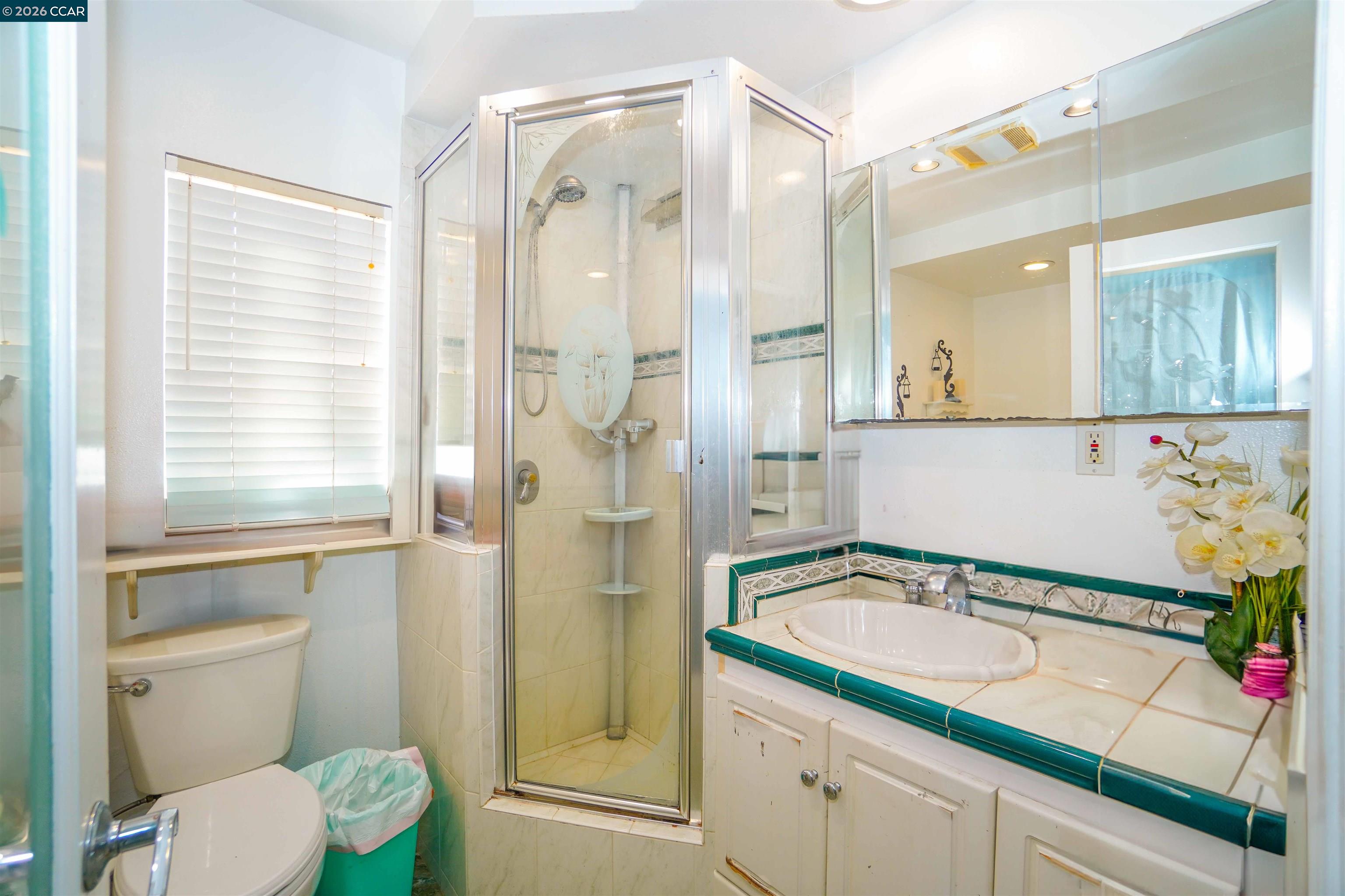 Detail Gallery Image 11 of 31 For 2614 Manhattan Beach Blvd, Redondo Beach,  CA 90278 - 4 Beds | 3 Baths