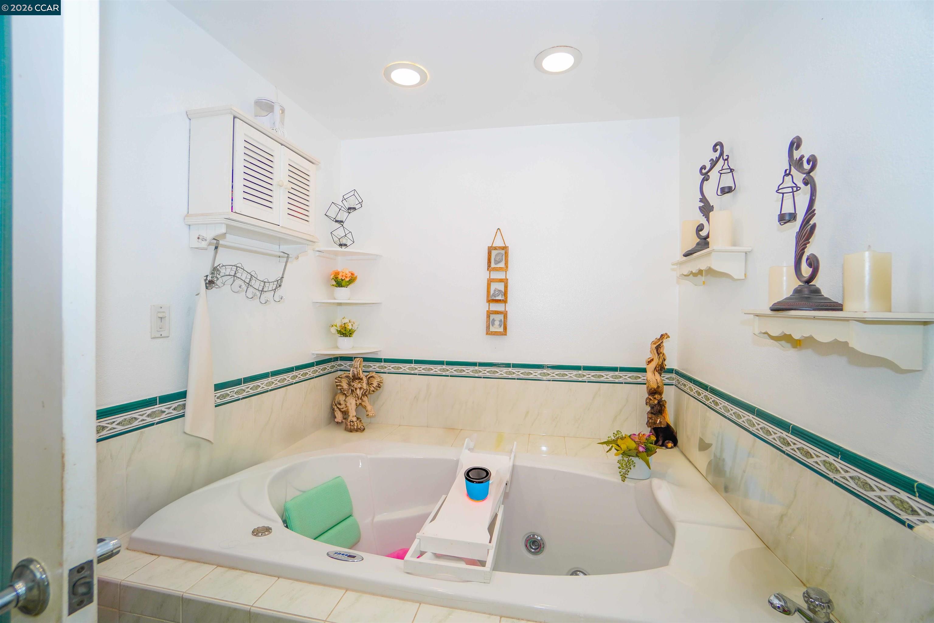 Detail Gallery Image 12 of 31 For 2614 Manhattan Beach Blvd, Redondo Beach,  CA 90278 - 4 Beds | 3 Baths