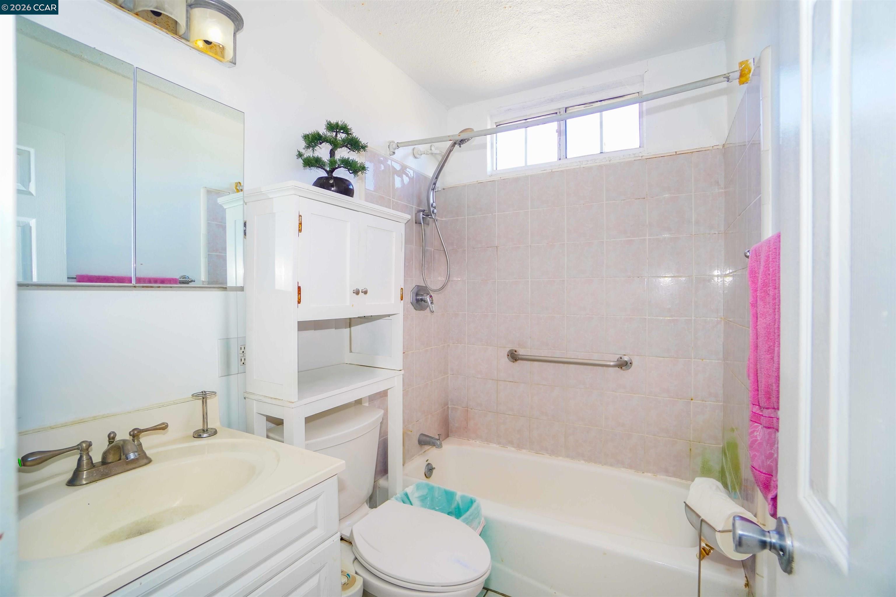 Detail Gallery Image 16 of 31 For 2614 Manhattan Beach Blvd, Redondo Beach,  CA 90278 - 4 Beds | 3 Baths