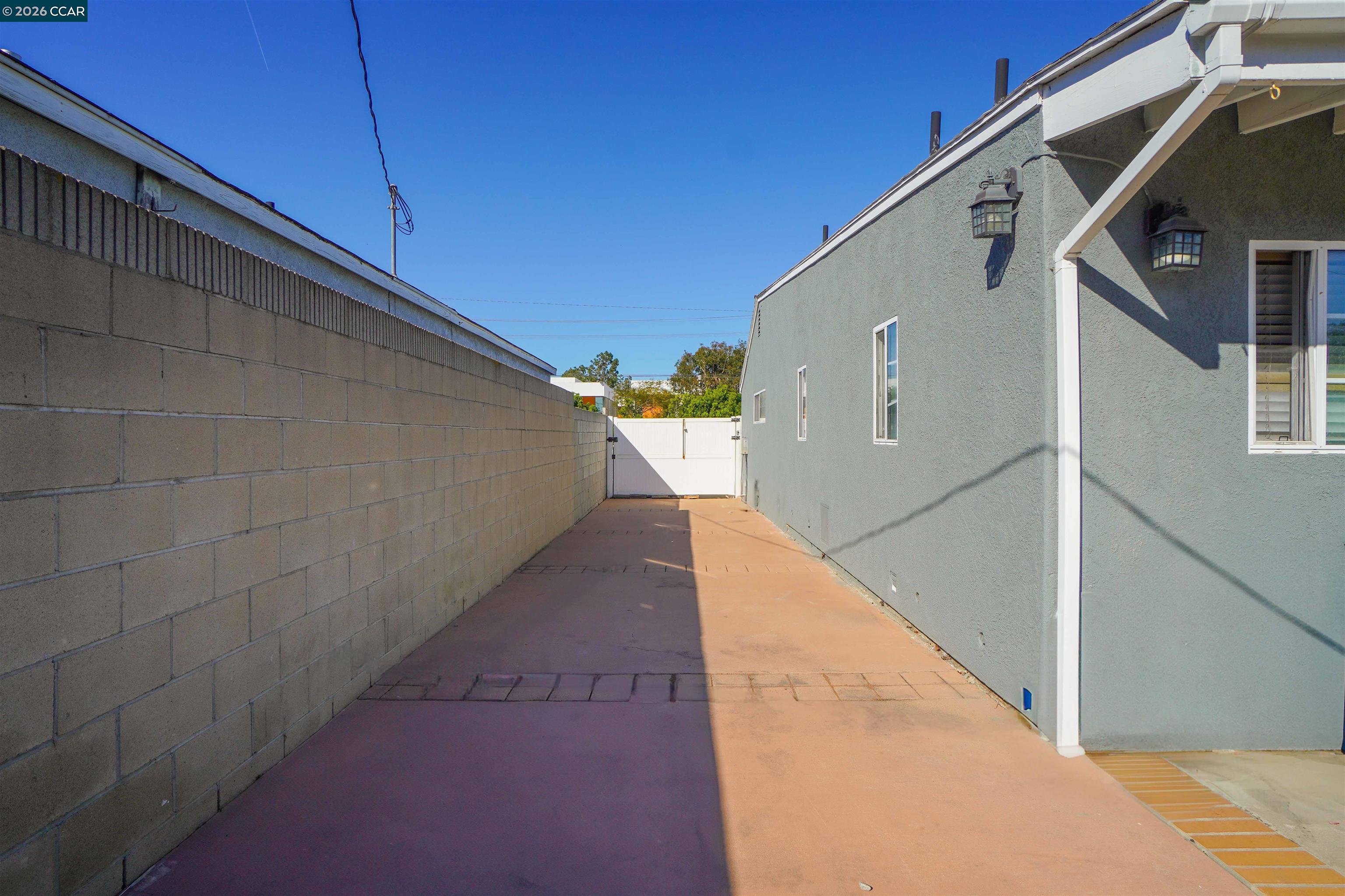 Detail Gallery Image 24 of 31 For 2614 Manhattan Beach Blvd, Redondo Beach,  CA 90278 - 4 Beds | 3 Baths