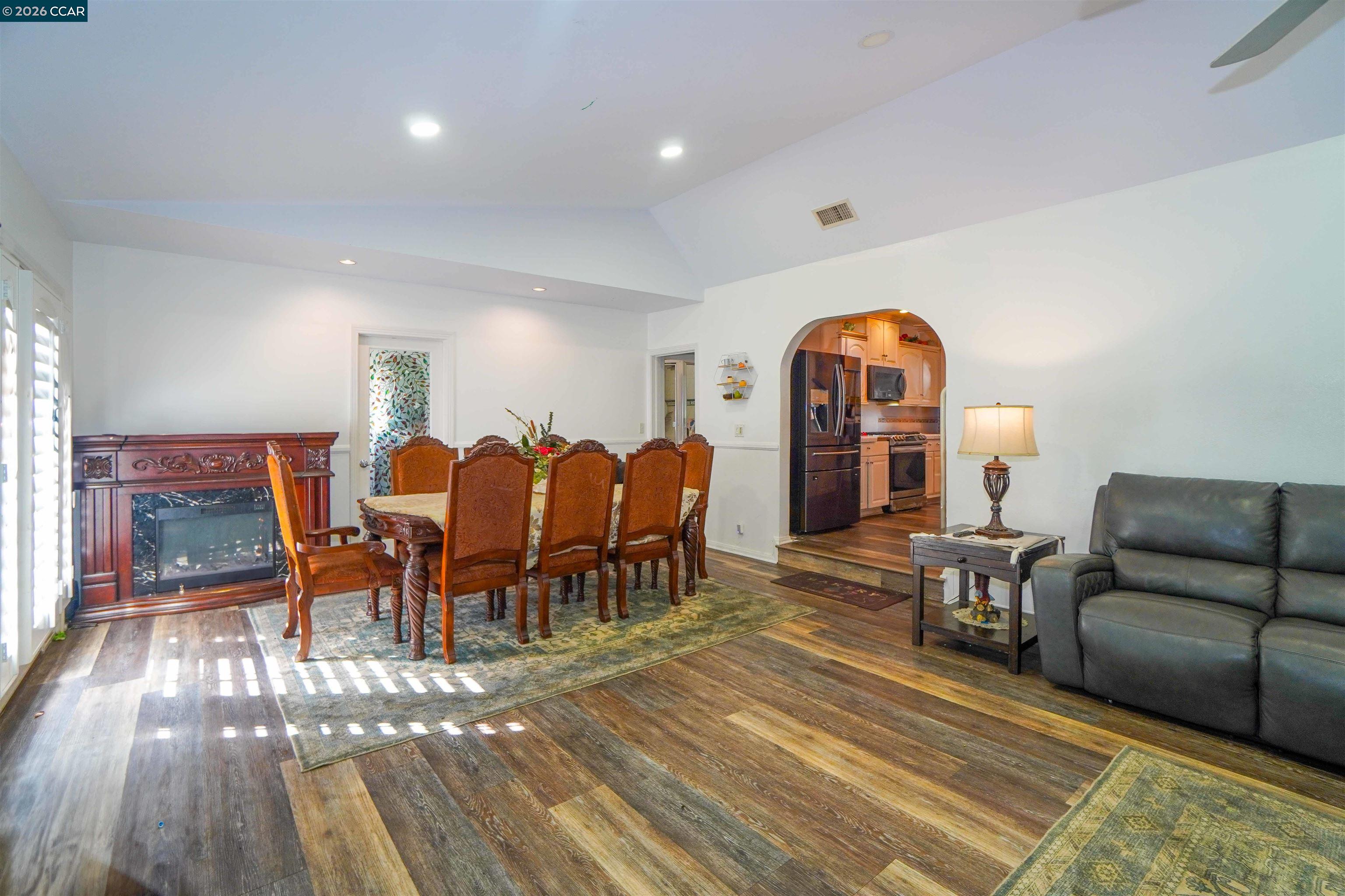 Detail Gallery Image 4 of 31 For 2614 Manhattan Beach Blvd, Redondo Beach,  CA 90278 - 4 Beds | 3 Baths