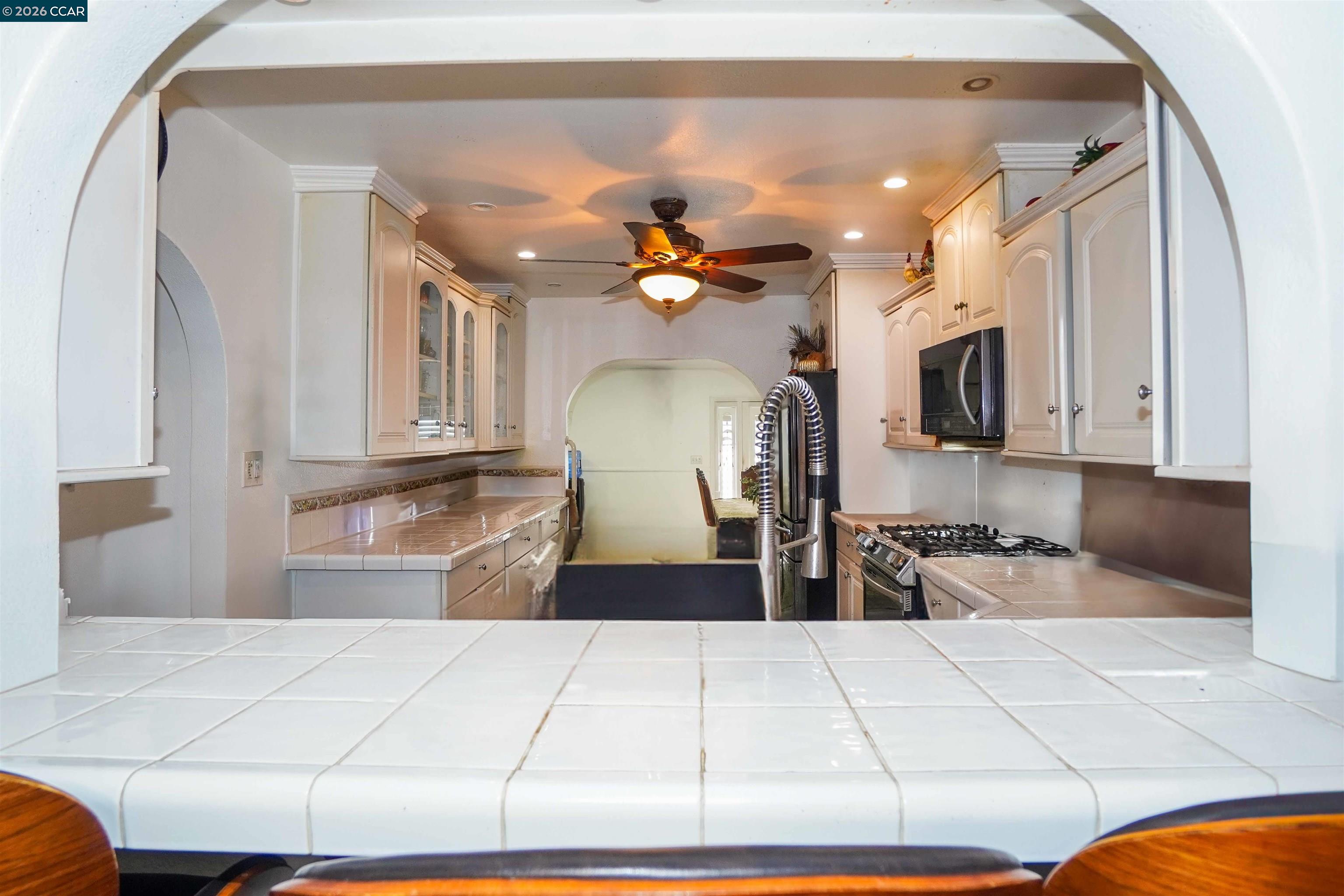 Detail Gallery Image 6 of 31 For 2614 Manhattan Beach Blvd, Redondo Beach,  CA 90278 - 4 Beds | 3 Baths