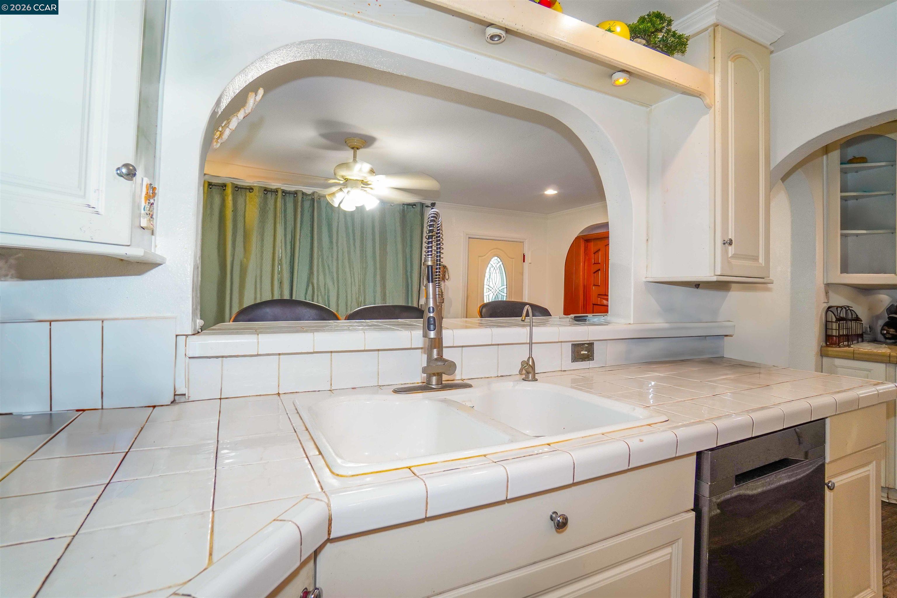 Detail Gallery Image 7 of 31 For 2614 Manhattan Beach Blvd, Redondo Beach,  CA 90278 - 4 Beds | 3 Baths