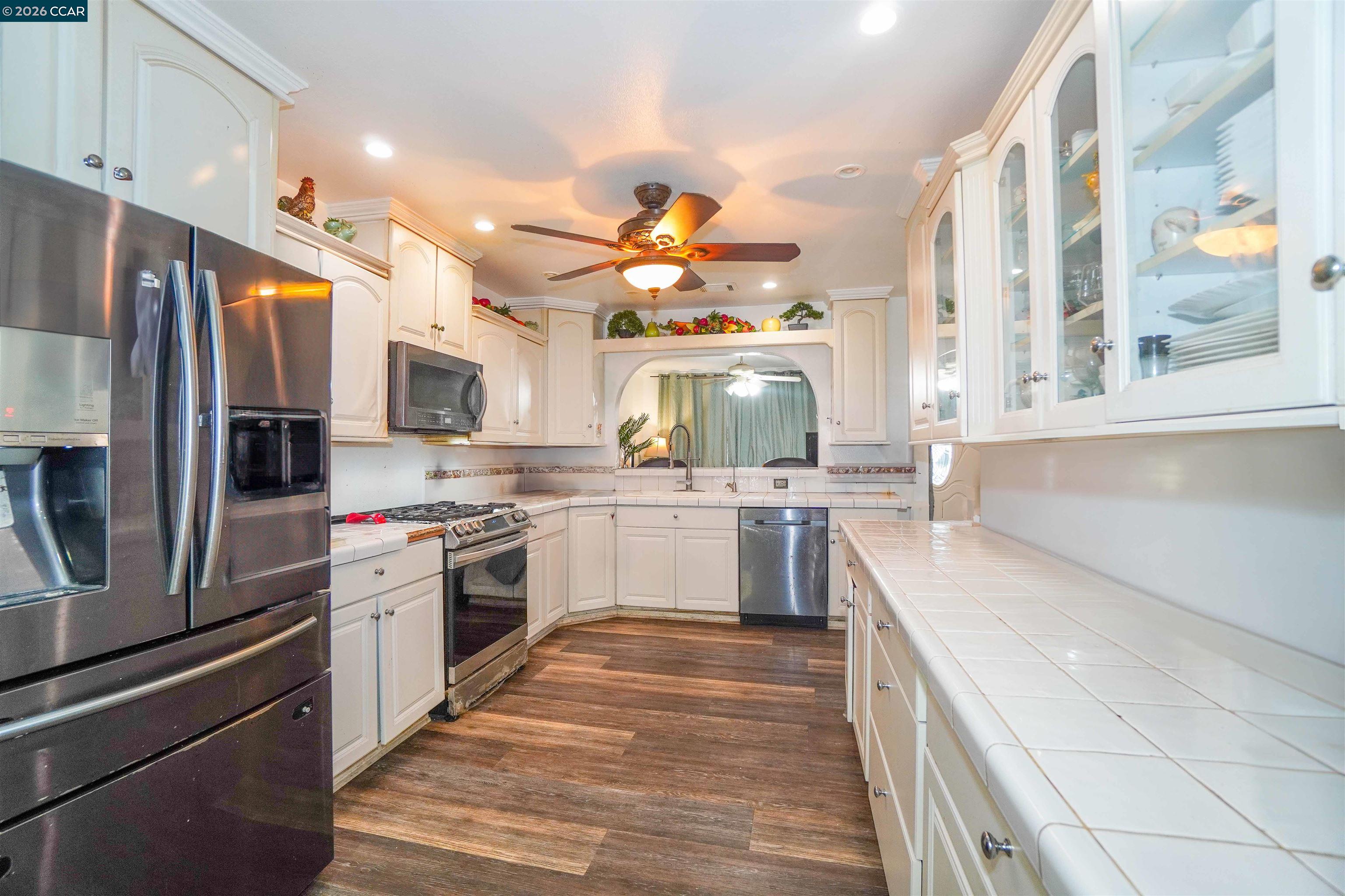 Detail Gallery Image 9 of 31 For 2614 Manhattan Beach Blvd, Redondo Beach,  CA 90278 - 4 Beds | 3 Baths