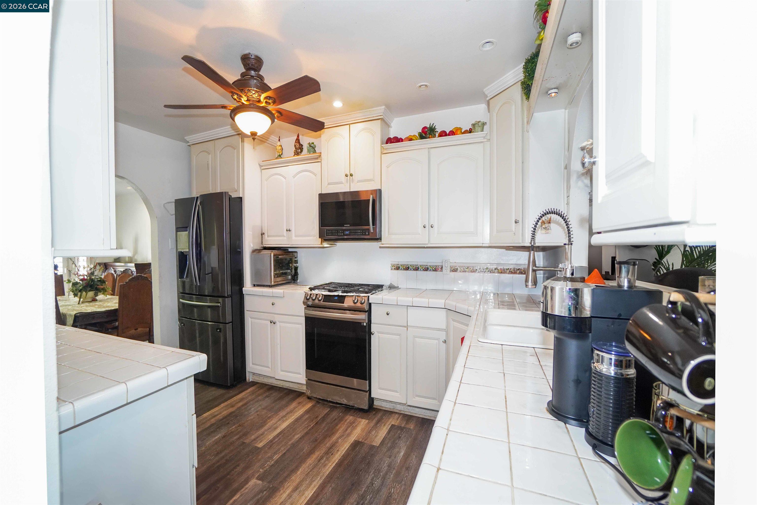 Detail Gallery Image 10 of 31 For 2614 Manhattan Beach Blvd, Redondo Beach,  CA 90278 - 4 Beds | 3 Baths