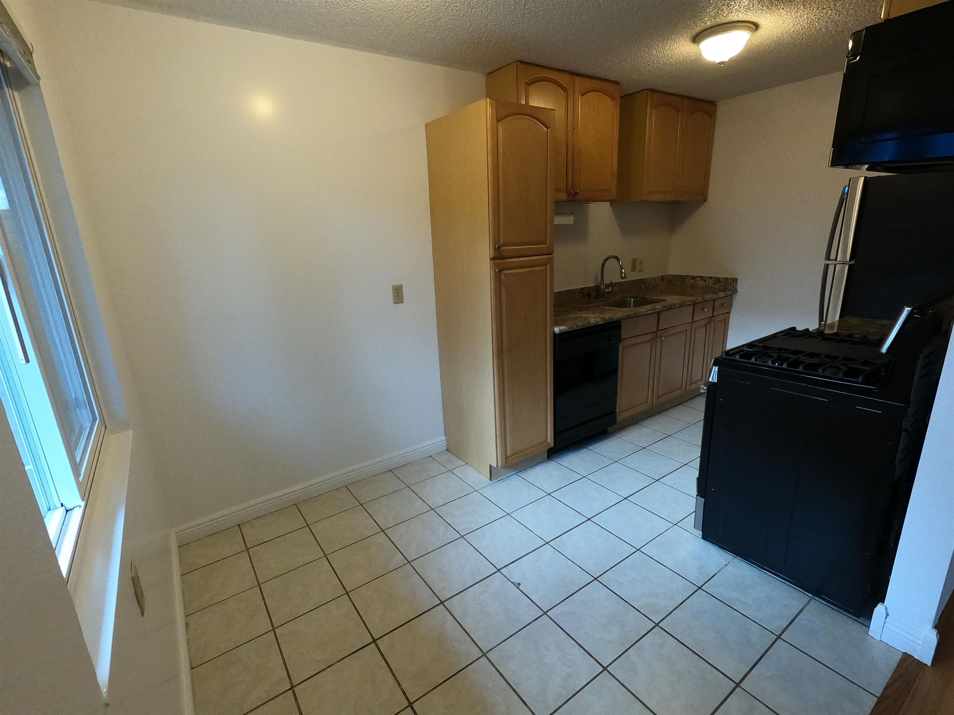 Detail Gallery Image 5 of 18 For 968 45th St #B,  Oakland,  CA 94608 - 2 Beds | 1 Baths