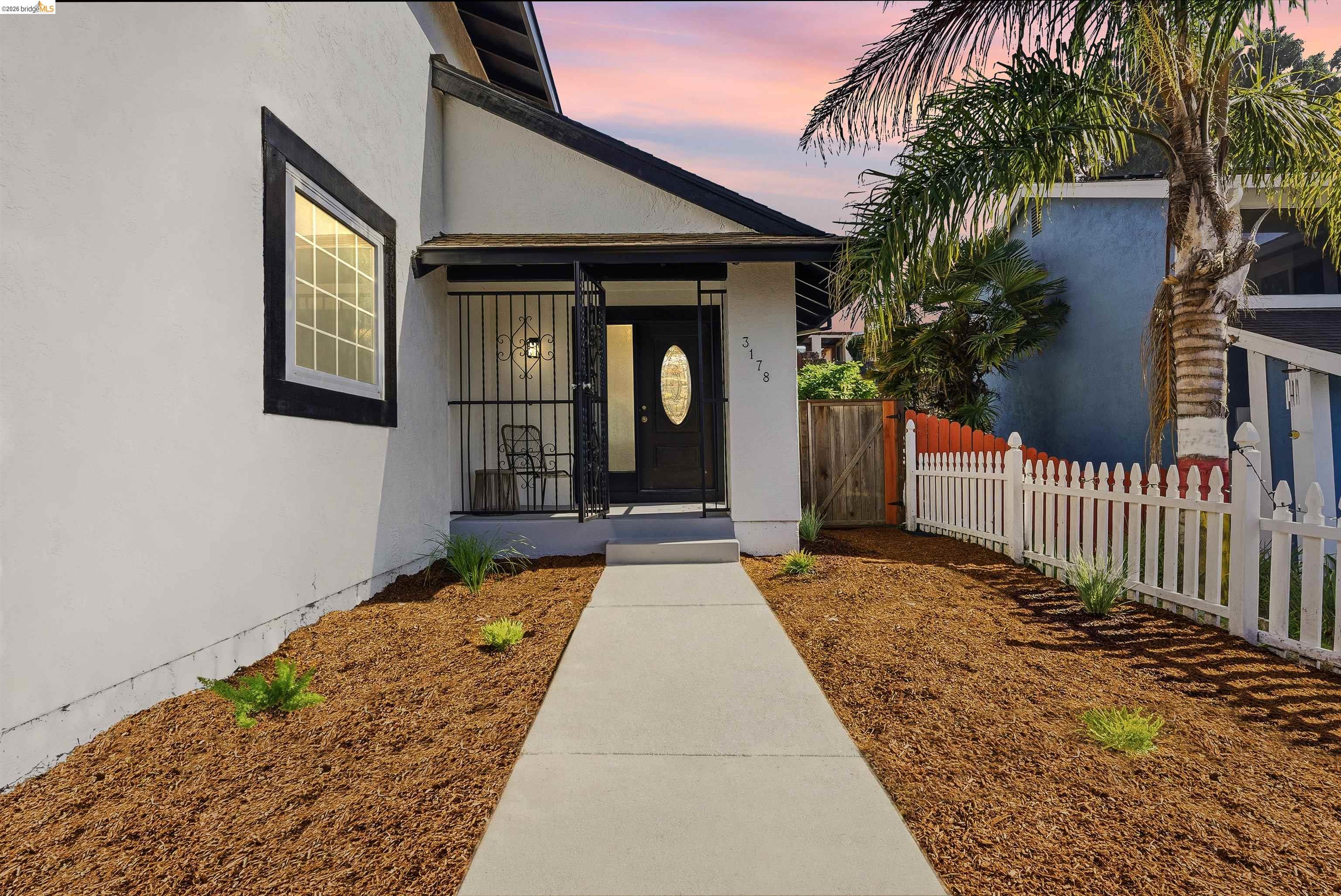 Detail Gallery Image 3 of 57 For 3178 Larchmont Ln, San Pablo,  CA 94806 - 3 Beds | 2/1 Baths