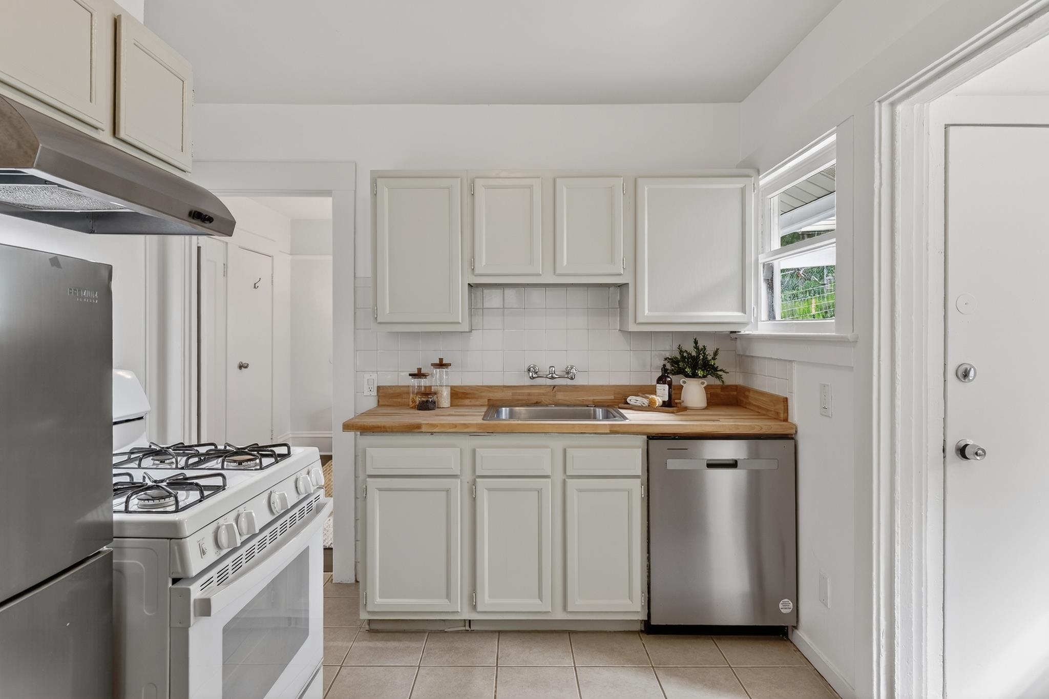 Detail Gallery Image 17 of 43 For 3006 14th Ave, Oakland,  CA 94602 - 2 Beds | 1 Baths