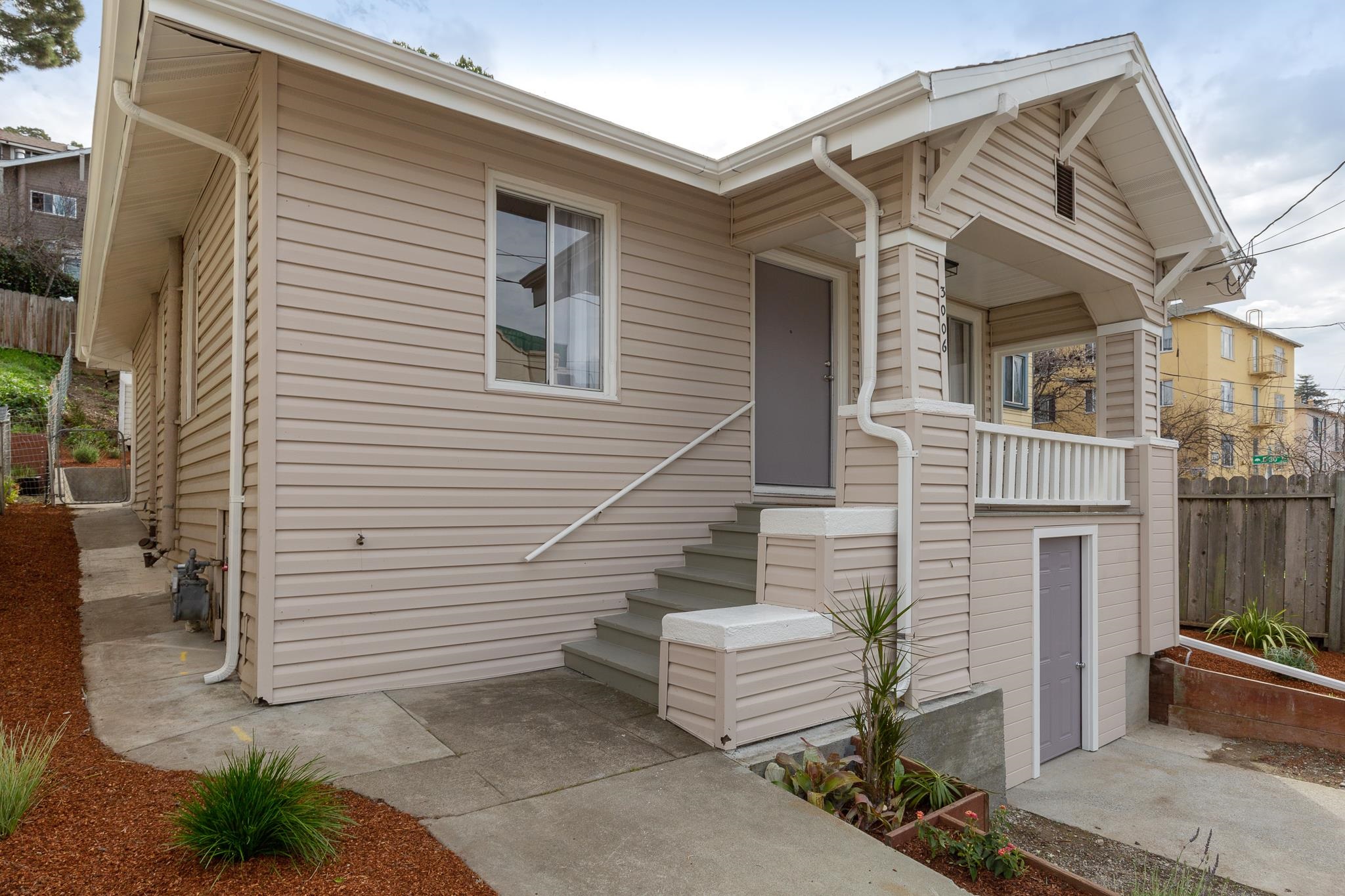 Detail Gallery Image 3 of 43 For 3006 14th Ave, Oakland,  CA 94602 - 2 Beds | 1 Baths