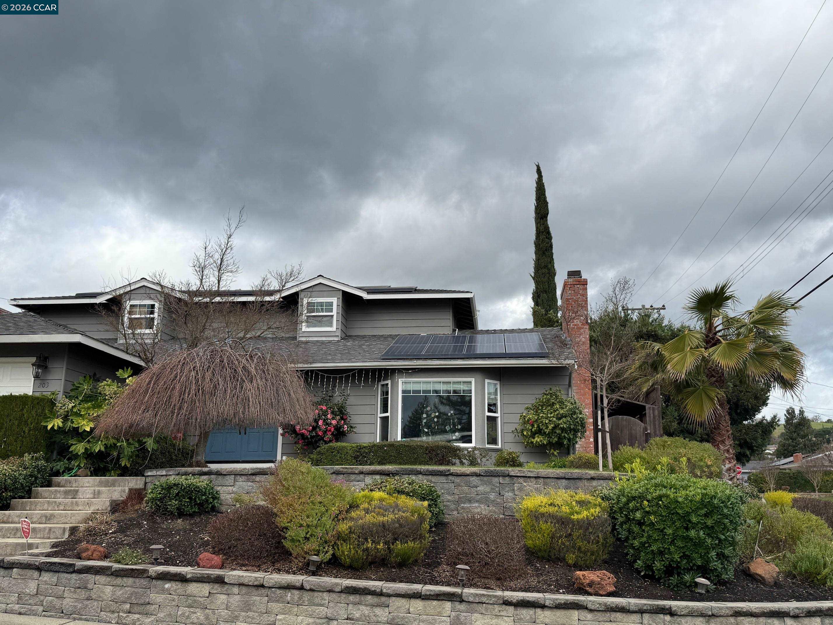 Detail Gallery Image 2 of 6 For 203 Virginia Cir, Martinez,  CA 94553 - 4 Beds | 2 Baths