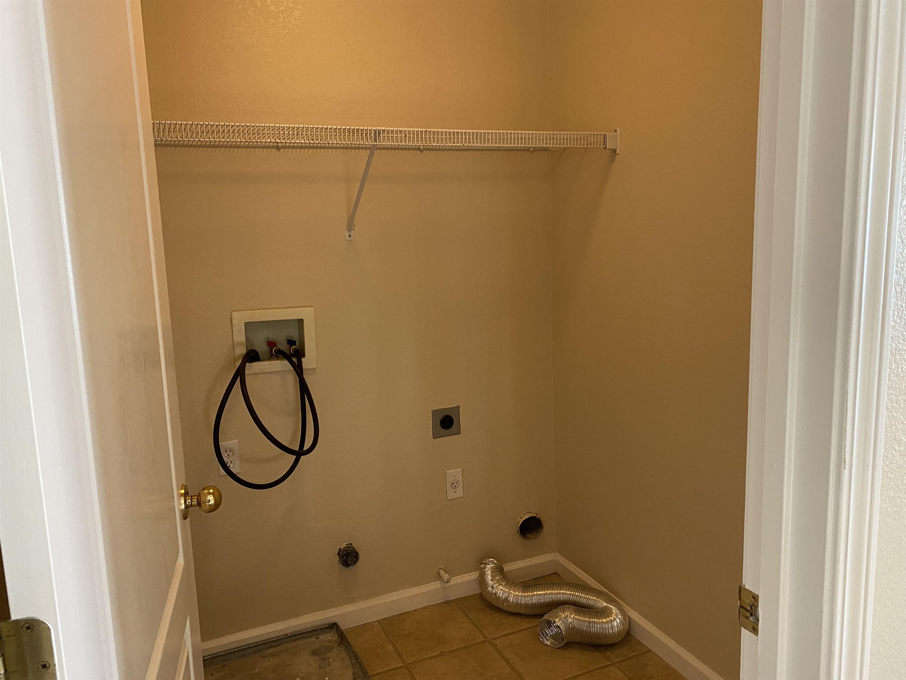 Detail Gallery Image 13 of 19 For 743 Queensland Cir, Stockton,  CA 95206 - 3 Beds | 2/1 Baths